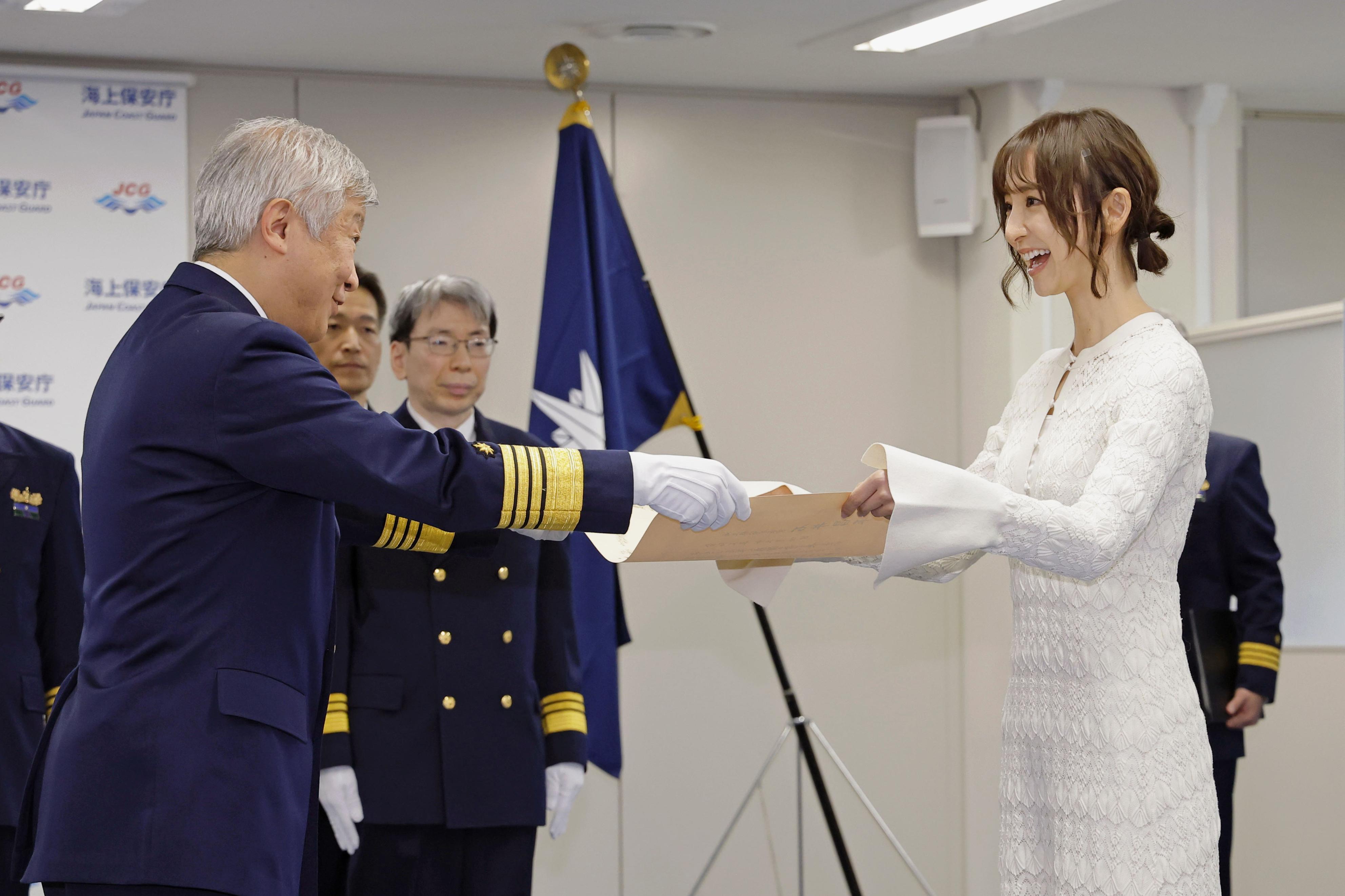 フォト】篠田麻里子さんに感謝状 海保、118番広報貢献で - 産経ニュース