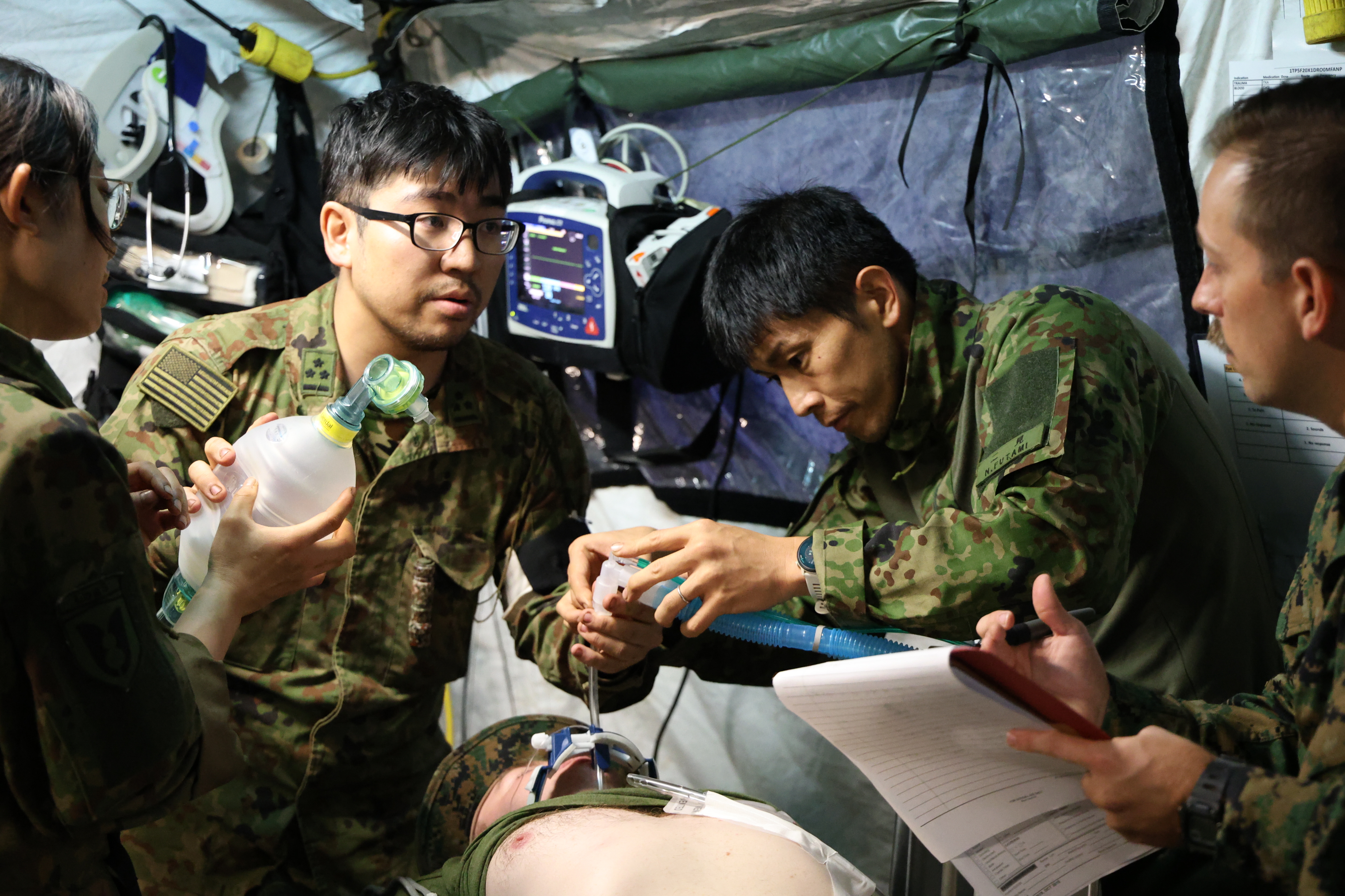 日米タッグで「野戦病院」訓練 激しい雨の中、負傷者を治療「米軍の