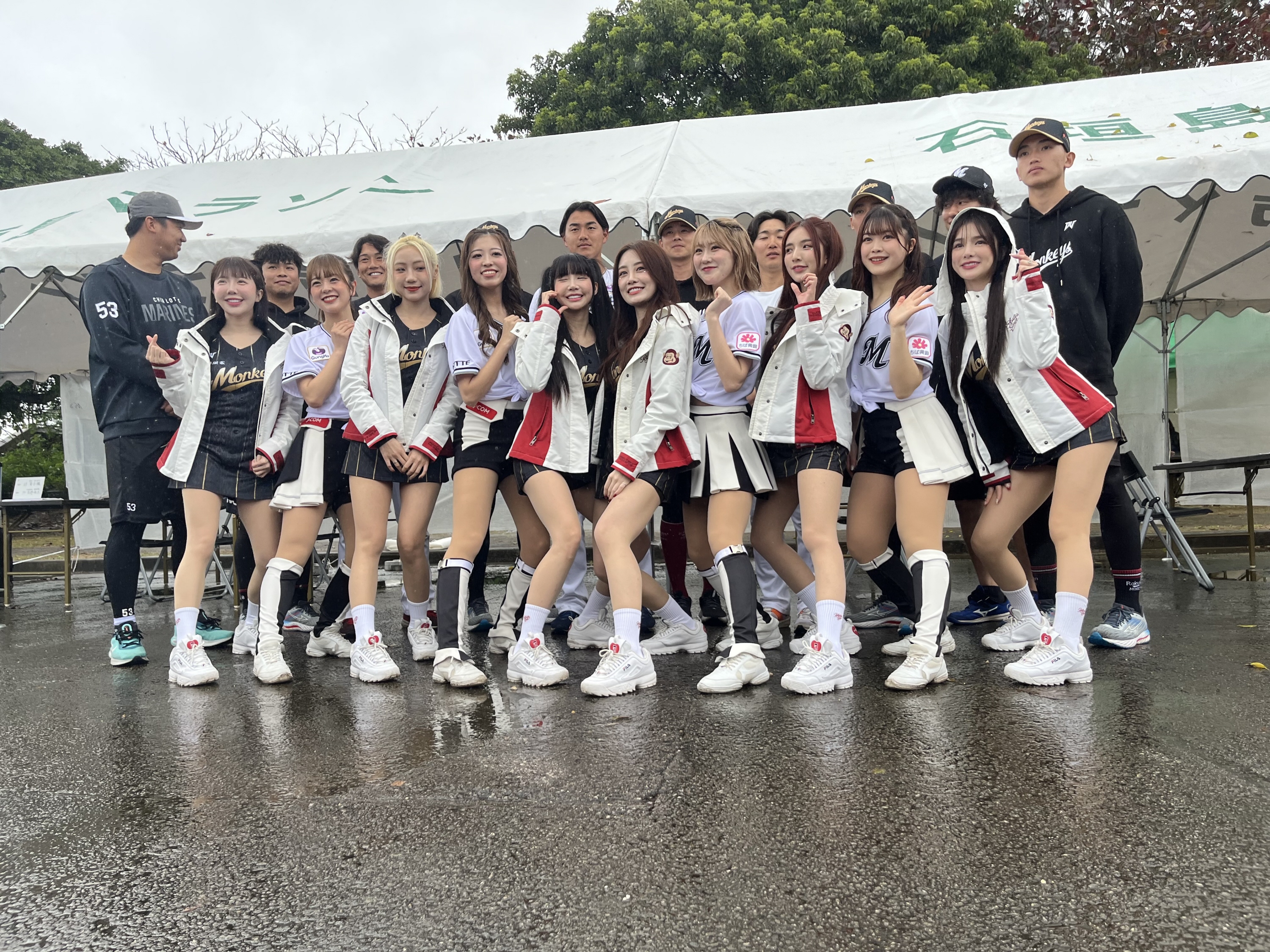 台湾楽天の美人チア軍団が神対応 ロッテ戦雨で中止も即席サイン会