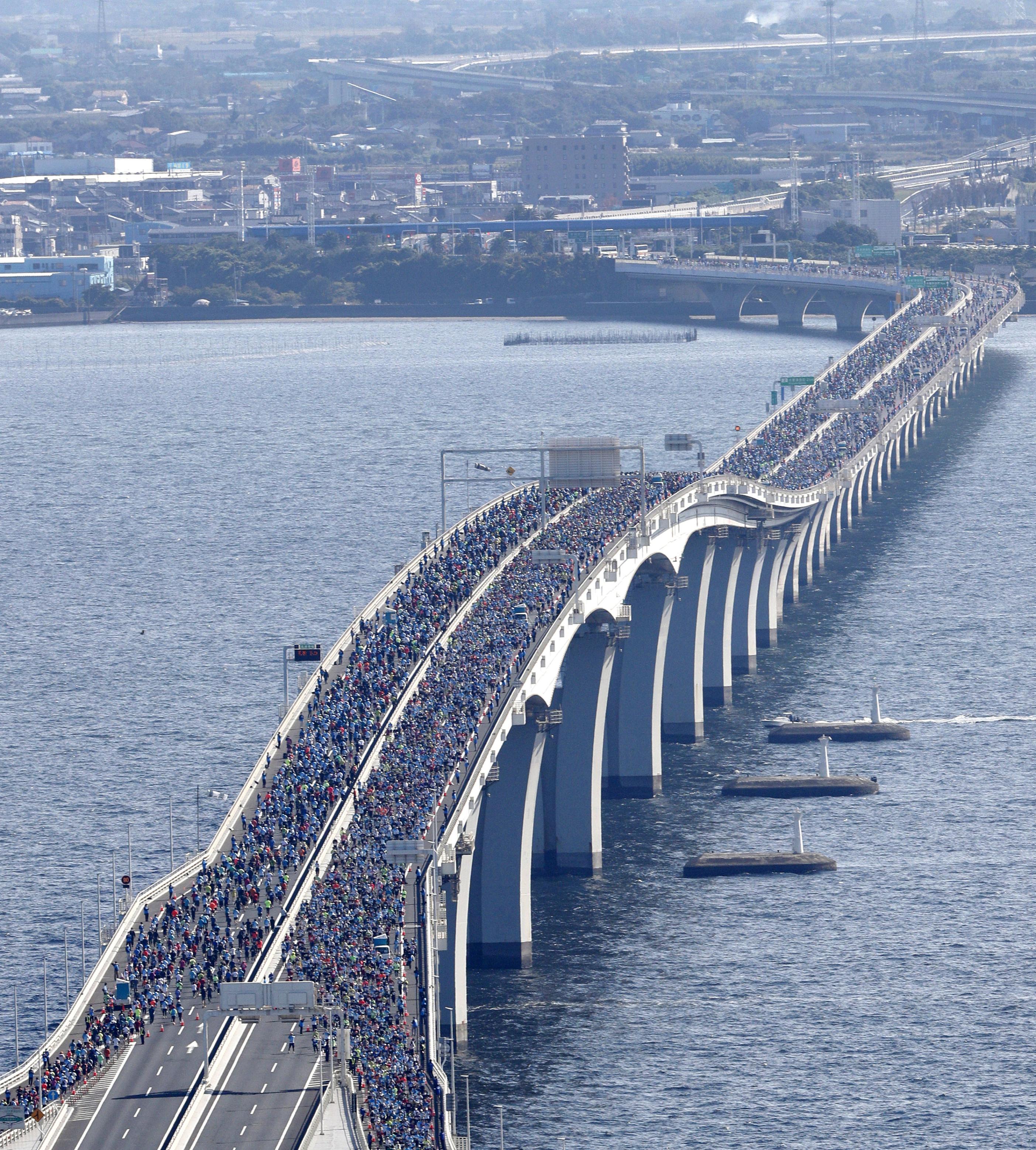 東京湾アクアライン」でマラソン 潮風浴び1万5千人 - 産経ニュース
