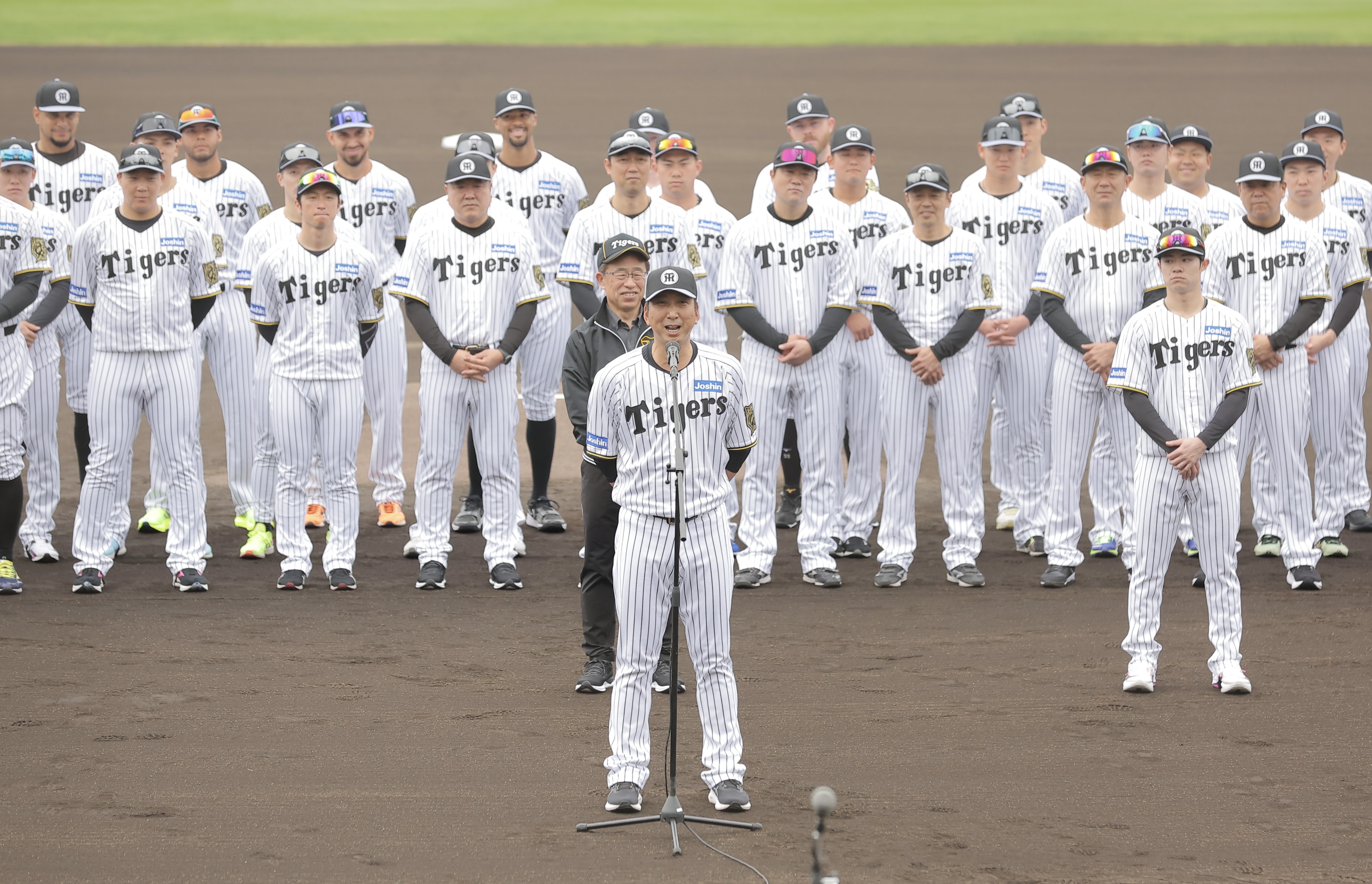 新生阪神・藤川球児監督「胸を張れるチームつくる」 沖縄で春季