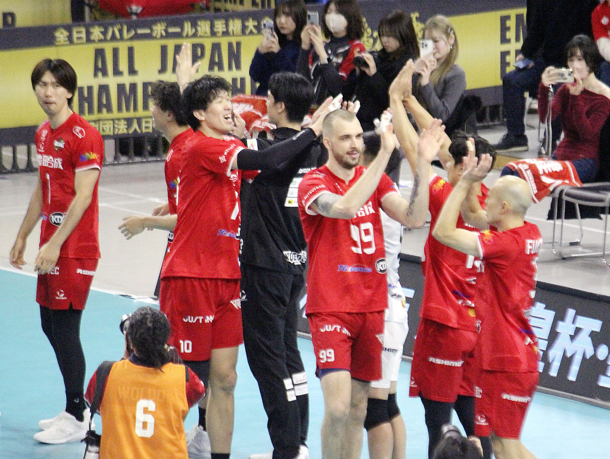 男子準決勝、愛知勢対決は名古屋に軍配 宮浦「チームとして攻撃ができ