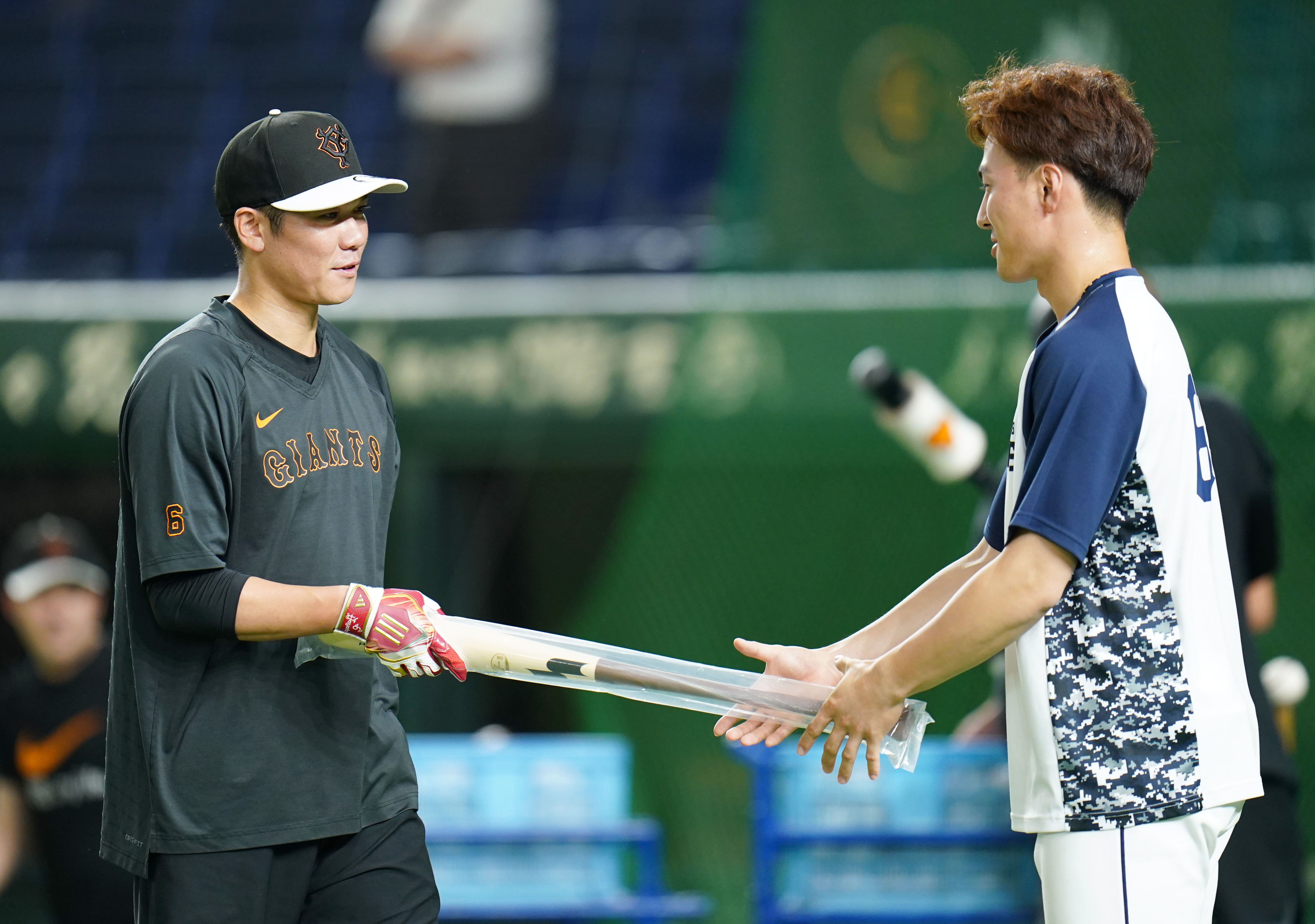 レッツ交流】西武・長谷川が巨人・坂本から新品バットを手渡される