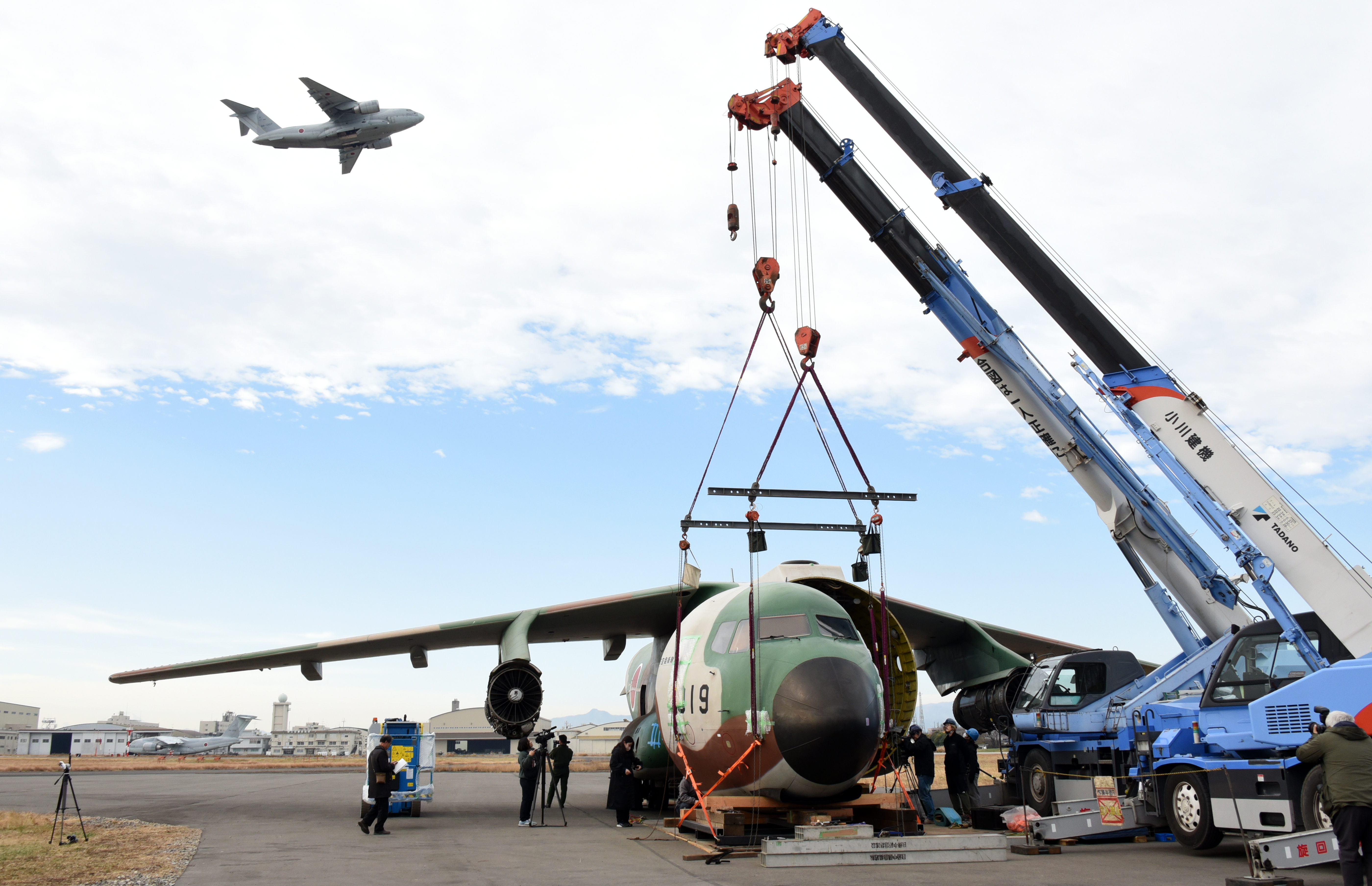 フォトギャラリー】空自C1輸送機を分解、機首は所沢航空発祥記念館で