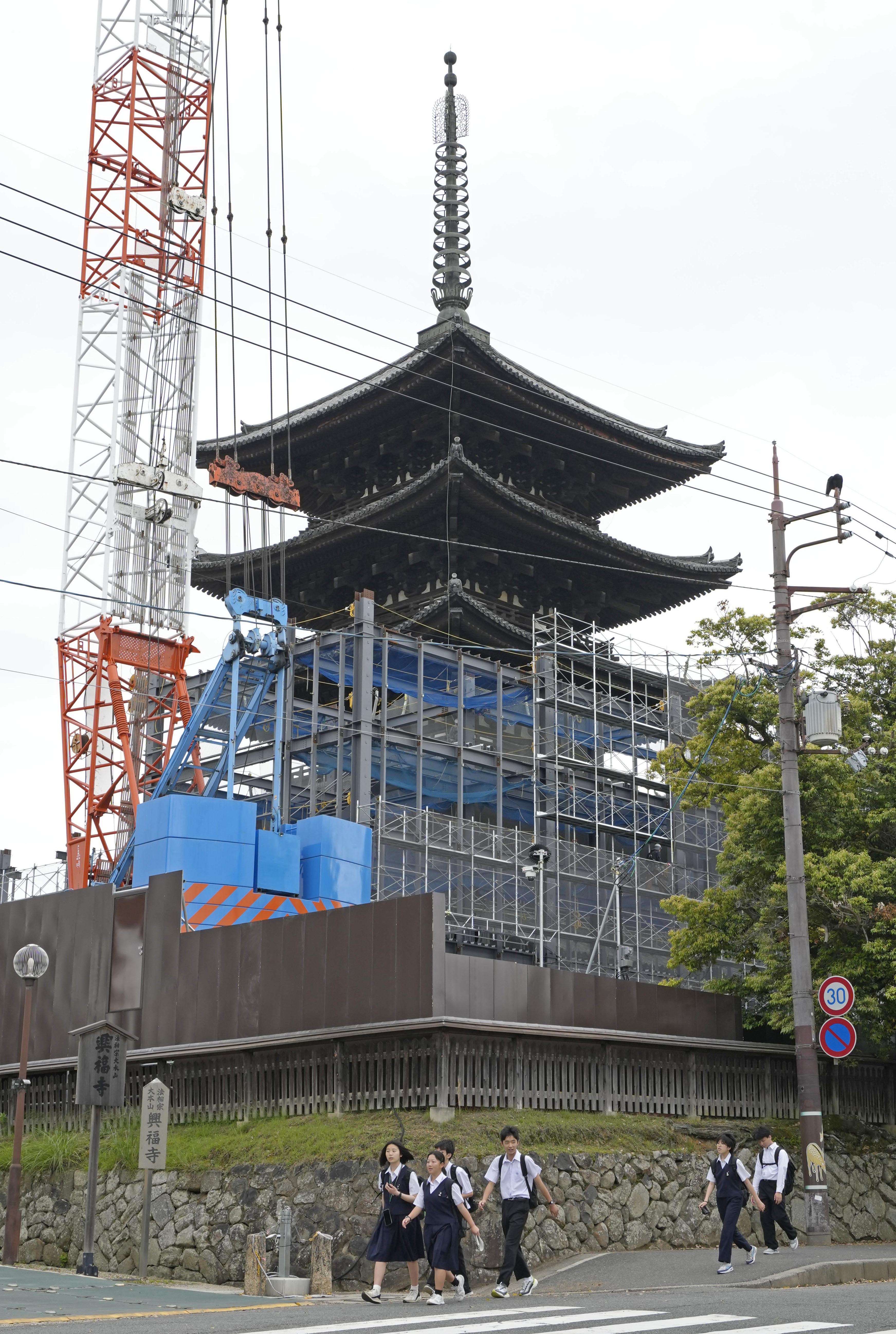 興福寺の五重塔、しばしお別れへ 大規模修理で素屋根建設 - 産経ニュース