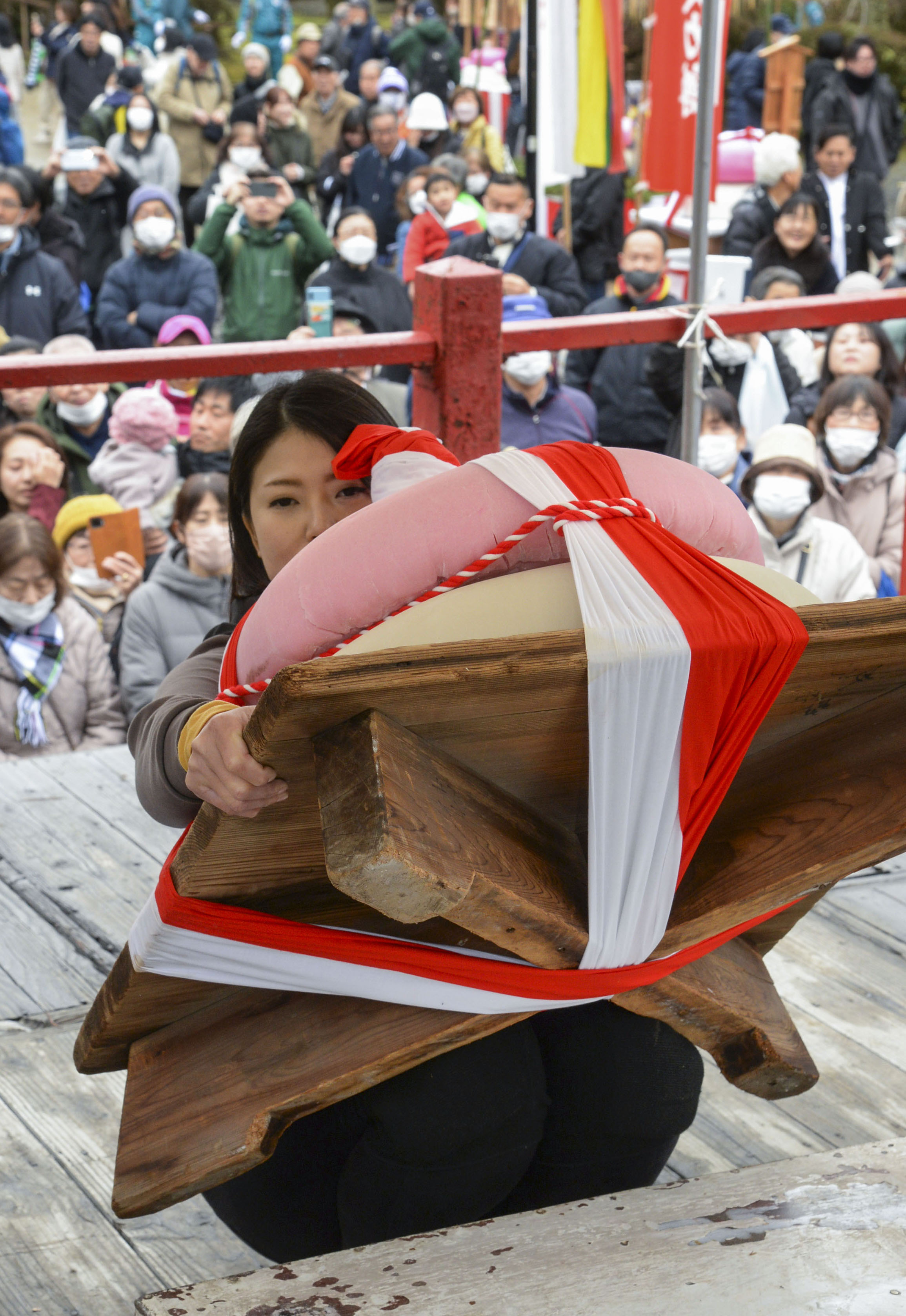 京都・醍醐寺で「餅上げ力奉納」 特大鏡餅、持ち上げ競う「五大力さん