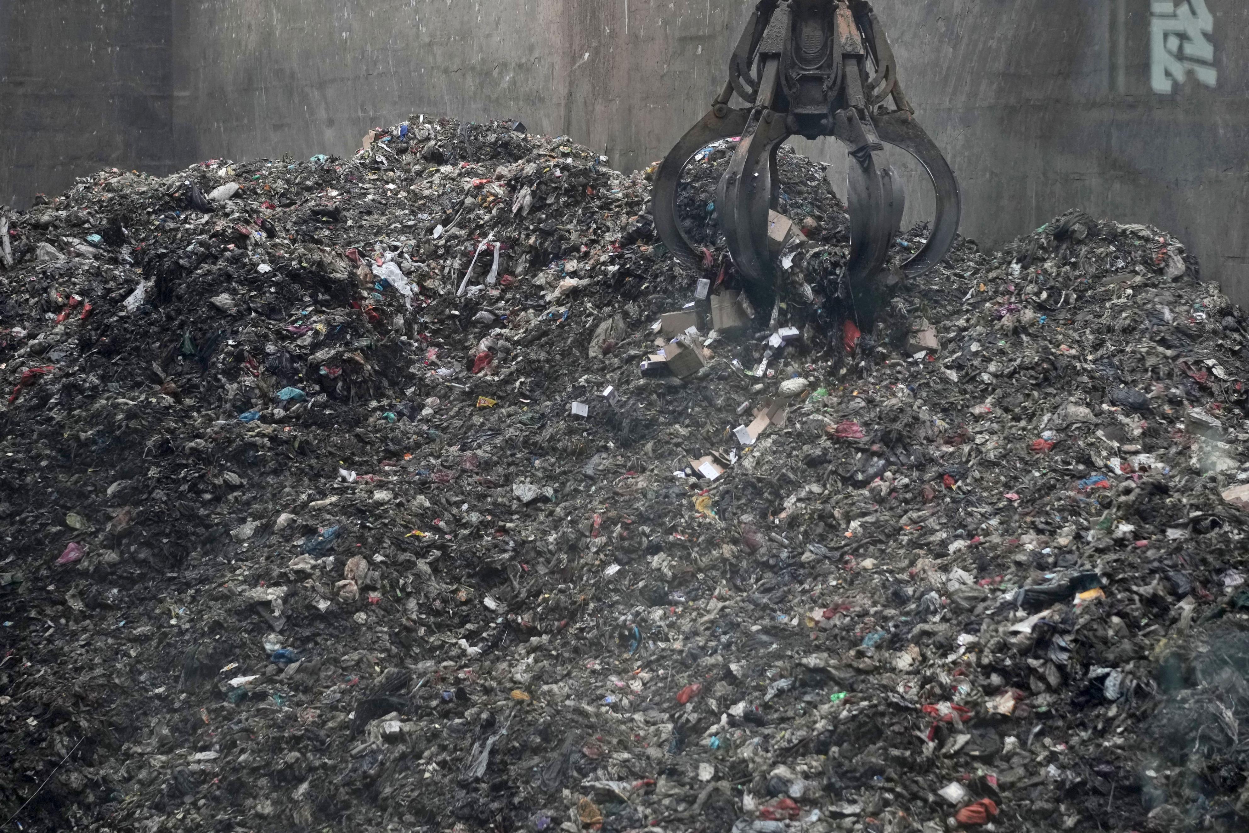 中国、偽ブランド品を粉々に 対策アピール 専用施設で大量廃棄処分 中国、偽ブランド品を粉々に 対策アピール 専用施設で大量廃棄処分