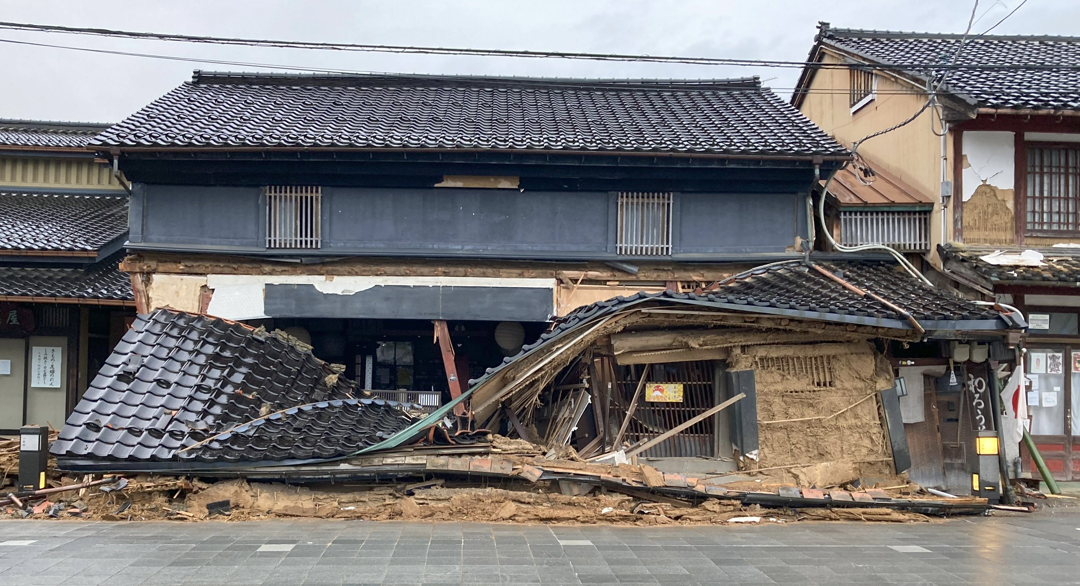 能登に希望と鎮魂の炎ともす和ろうそく 地震で倒壊した築100年超の