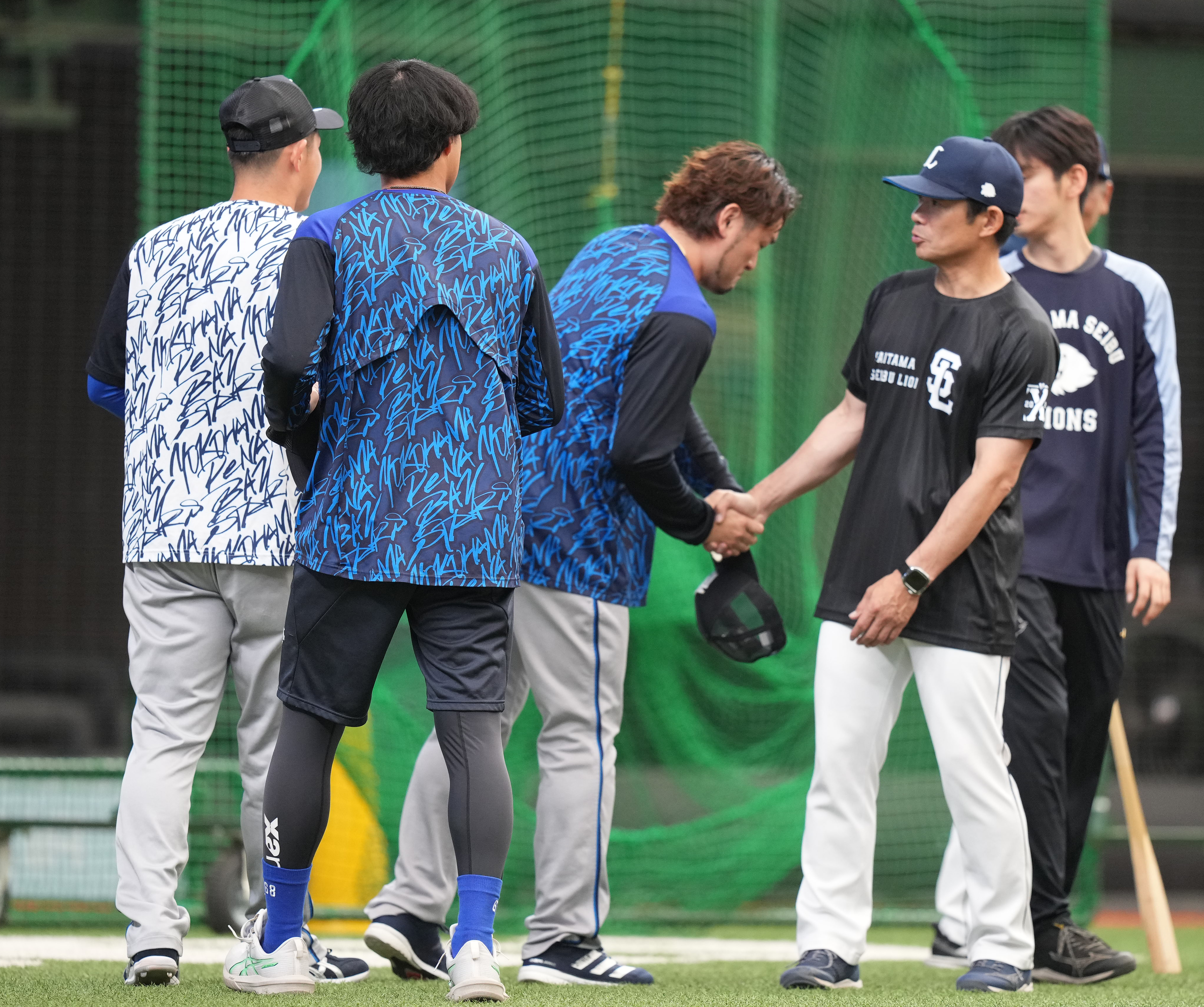 レッツ交流】西武・仁志敏久コーチがDeNA2軍監督時代の教え子と再会