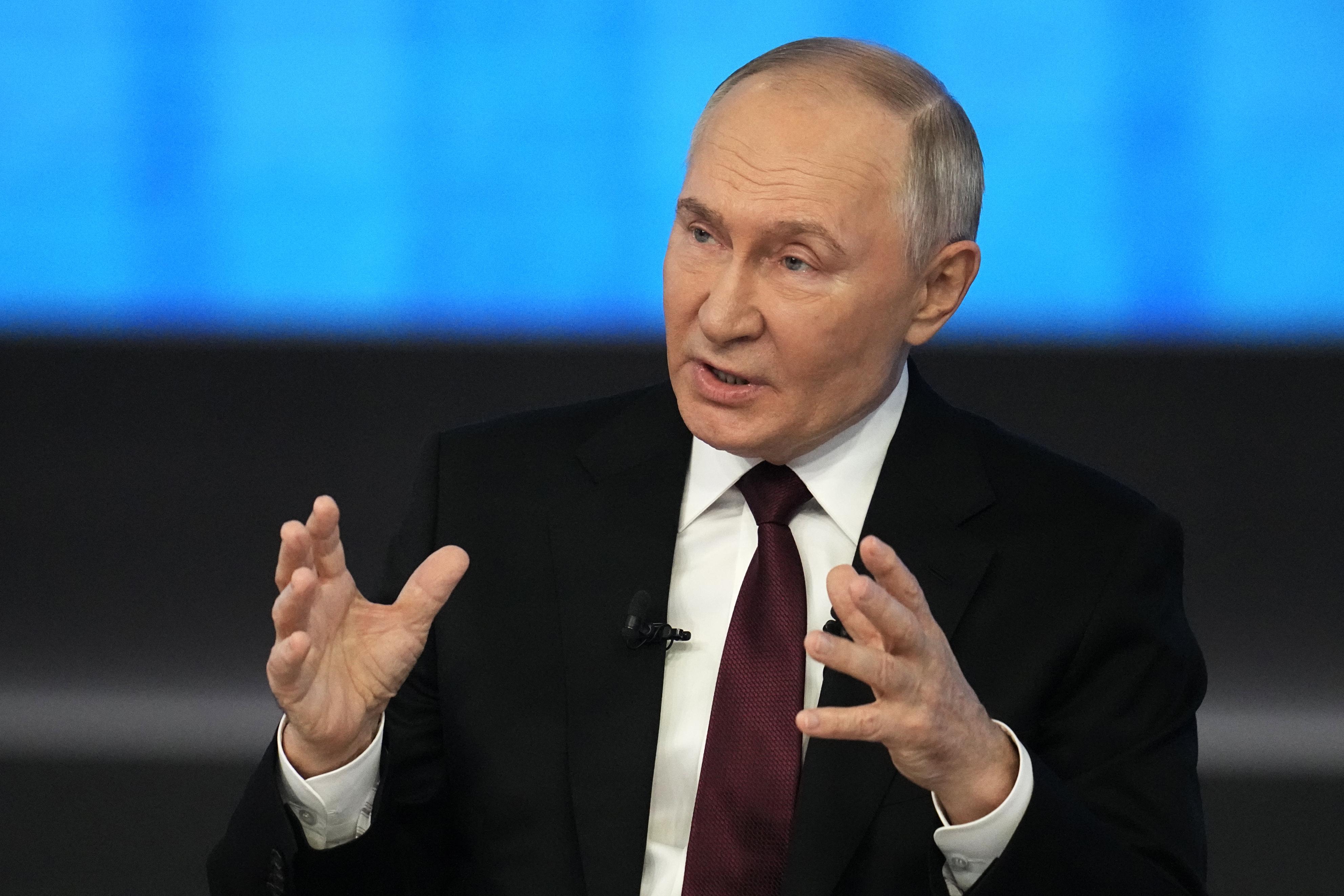 プーチン氏「ただ前進を」 ゼレンスキー氏「国民は誇り」 両首脳が新年