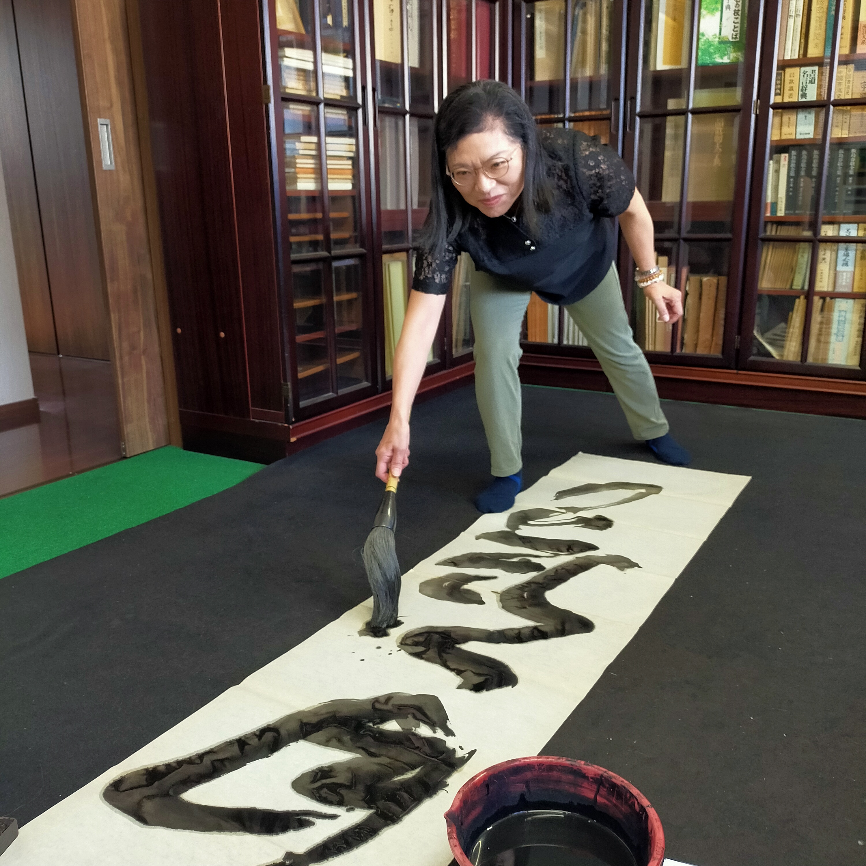 変化恐れず、鍛錬忘れず「自ら努め励む」 21世紀国際書展中国大使館