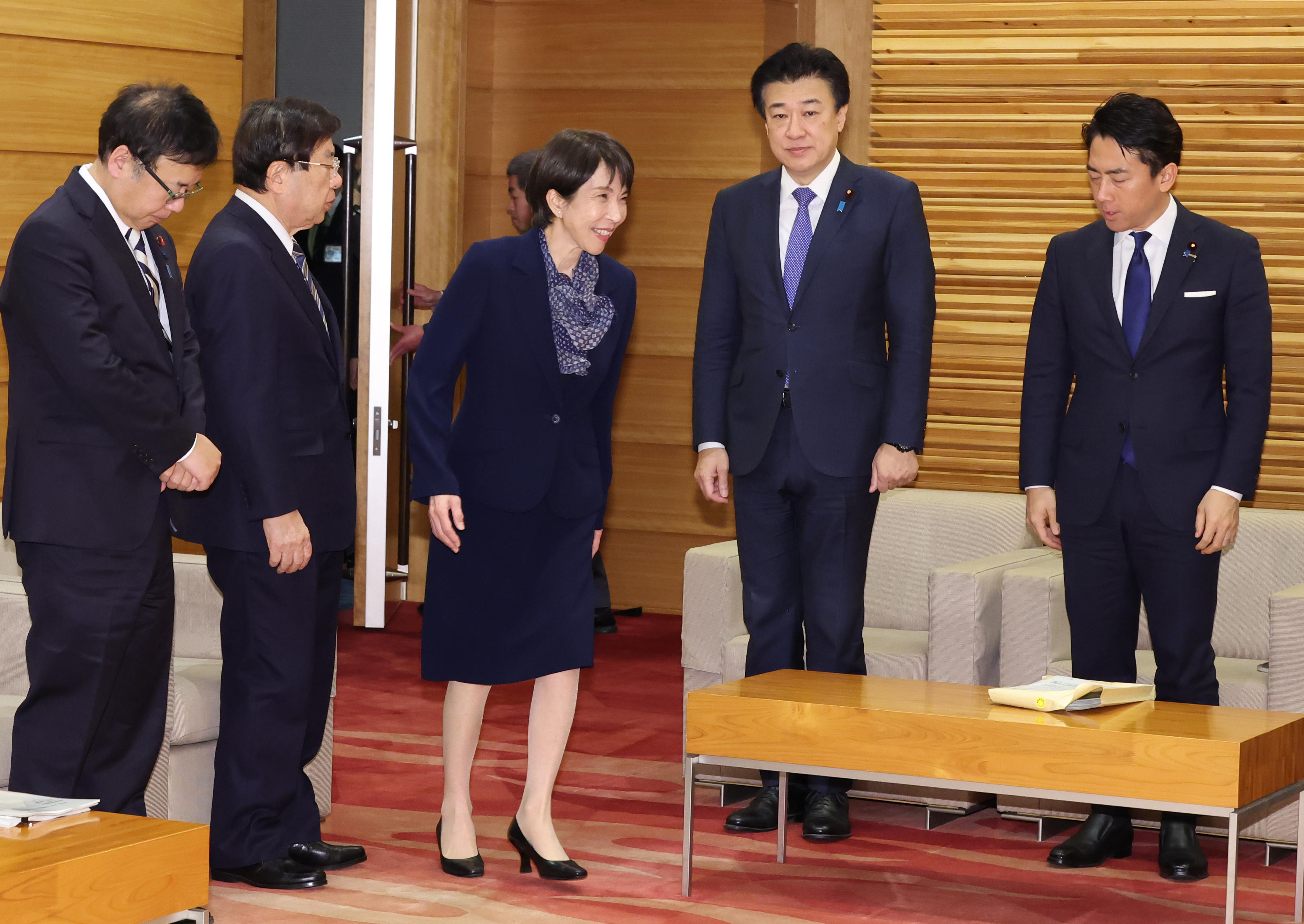 通関士　総額10万円相当 高市色〟の8年度予算案 成長投資に重点、防衛費は過去最大 オーバー