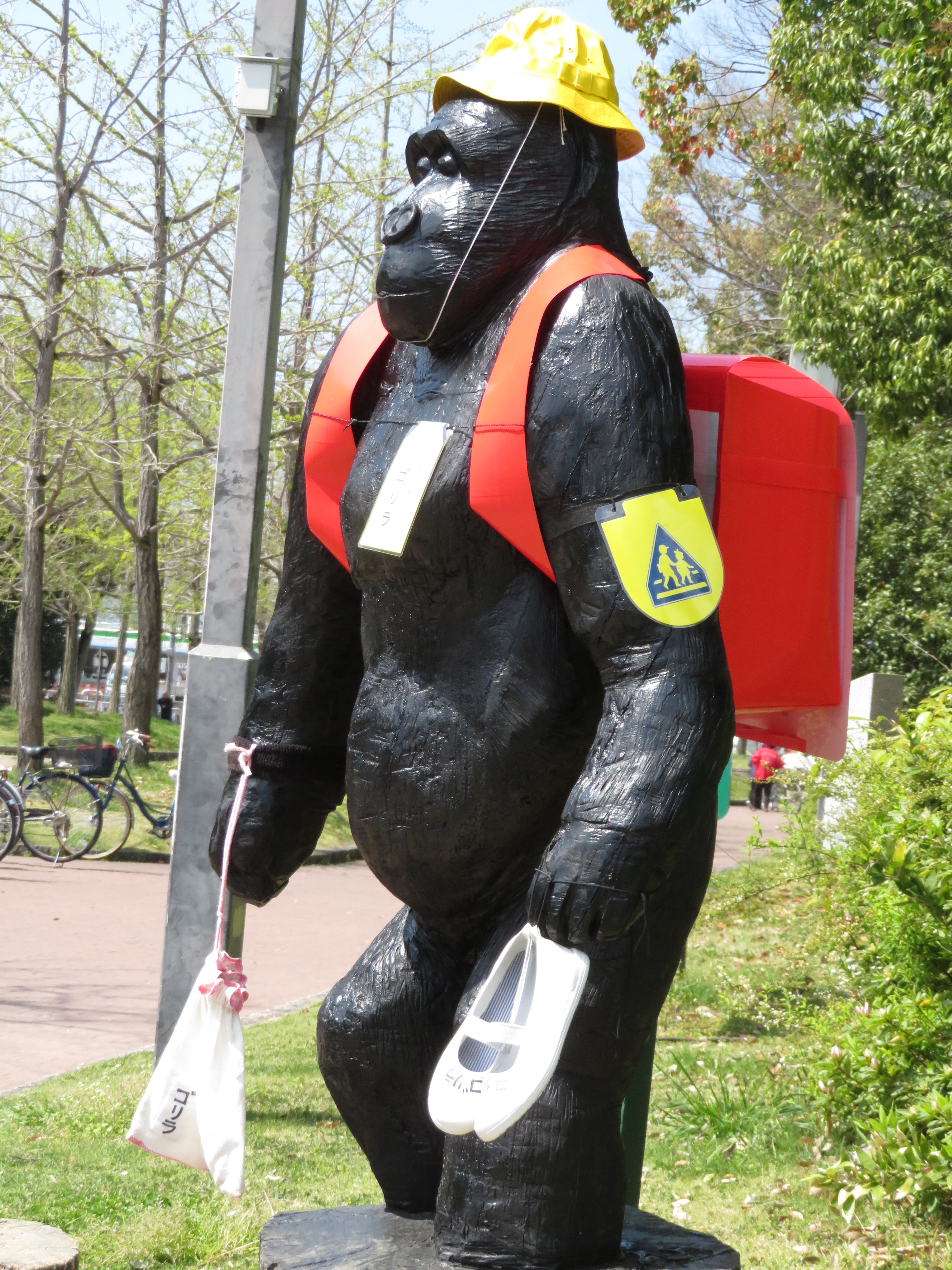 ゴリラの春3 時代映すコスプレがSNS上で大人気「大泉緑地のゴリラ展」3月13日まで