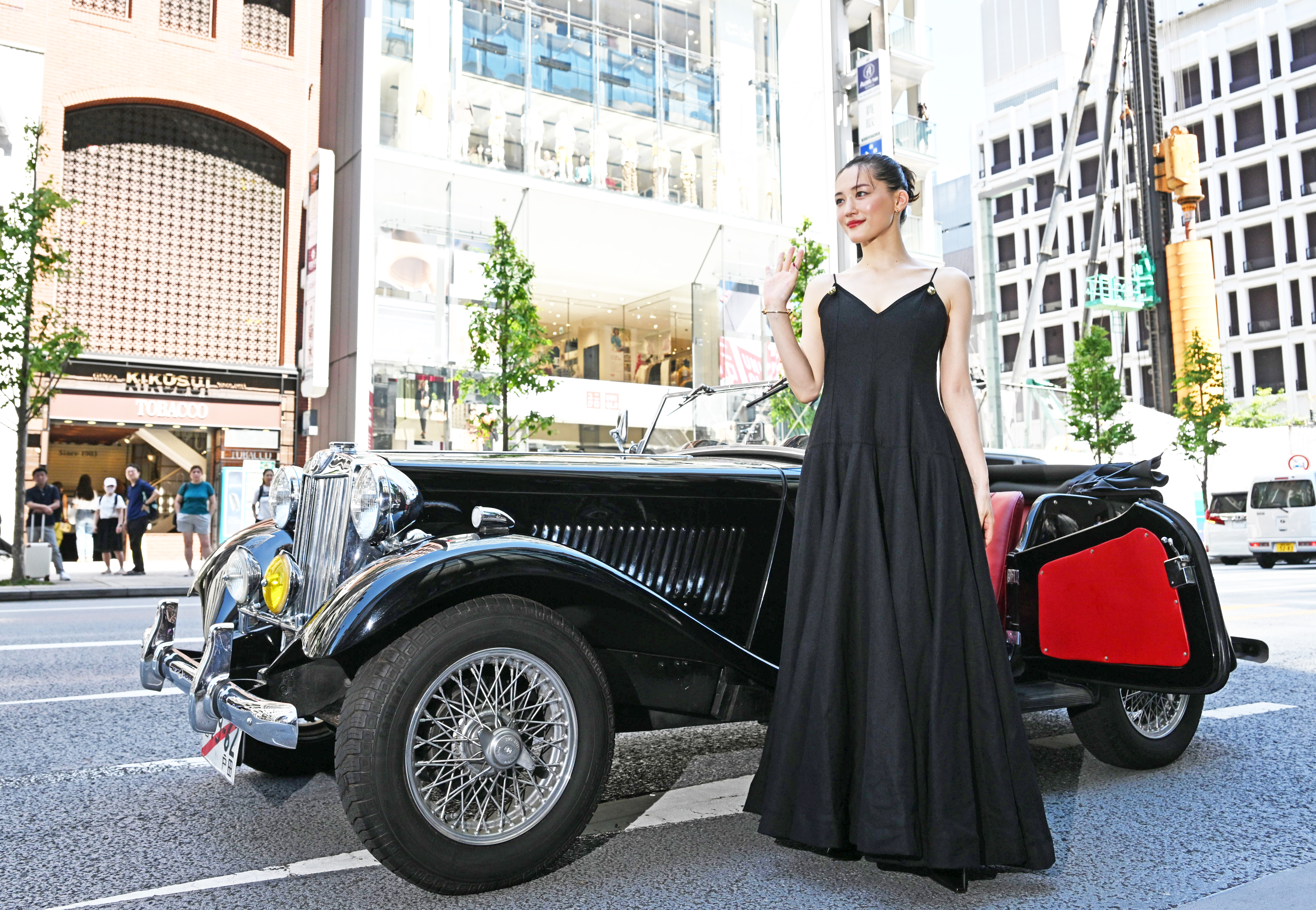 綾瀬はるか、クラシックカーで銀座の街に登場 「猛暑を吹っ飛ばす