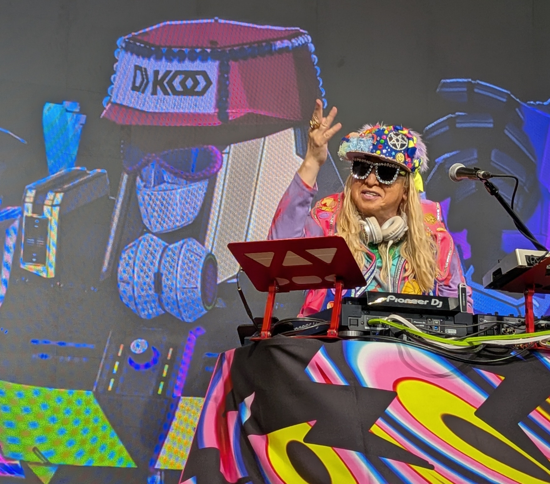 DJ KOOが自身のバーチャル映像とコラボ 決めせりふ「ドゥ～デェンス