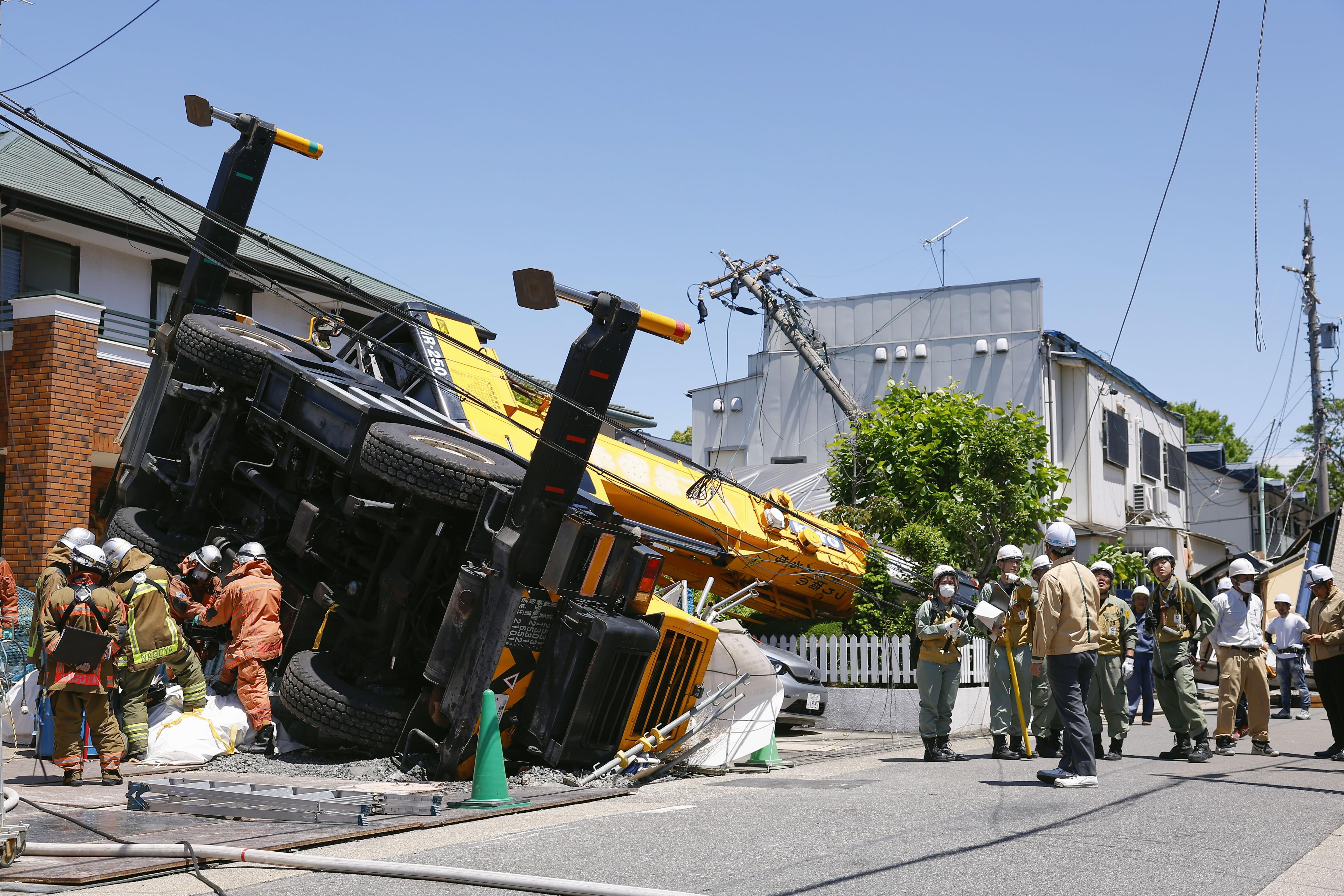 クレーン車転倒し建物損壊 けが人なし、1700戸一時停電 名古屋 - 産経 