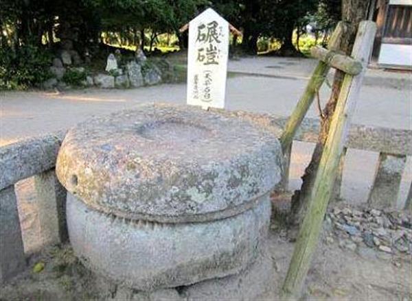 歴史のささやき】何をひいた？ 観世音寺の巨大臼 - 産経ニュース