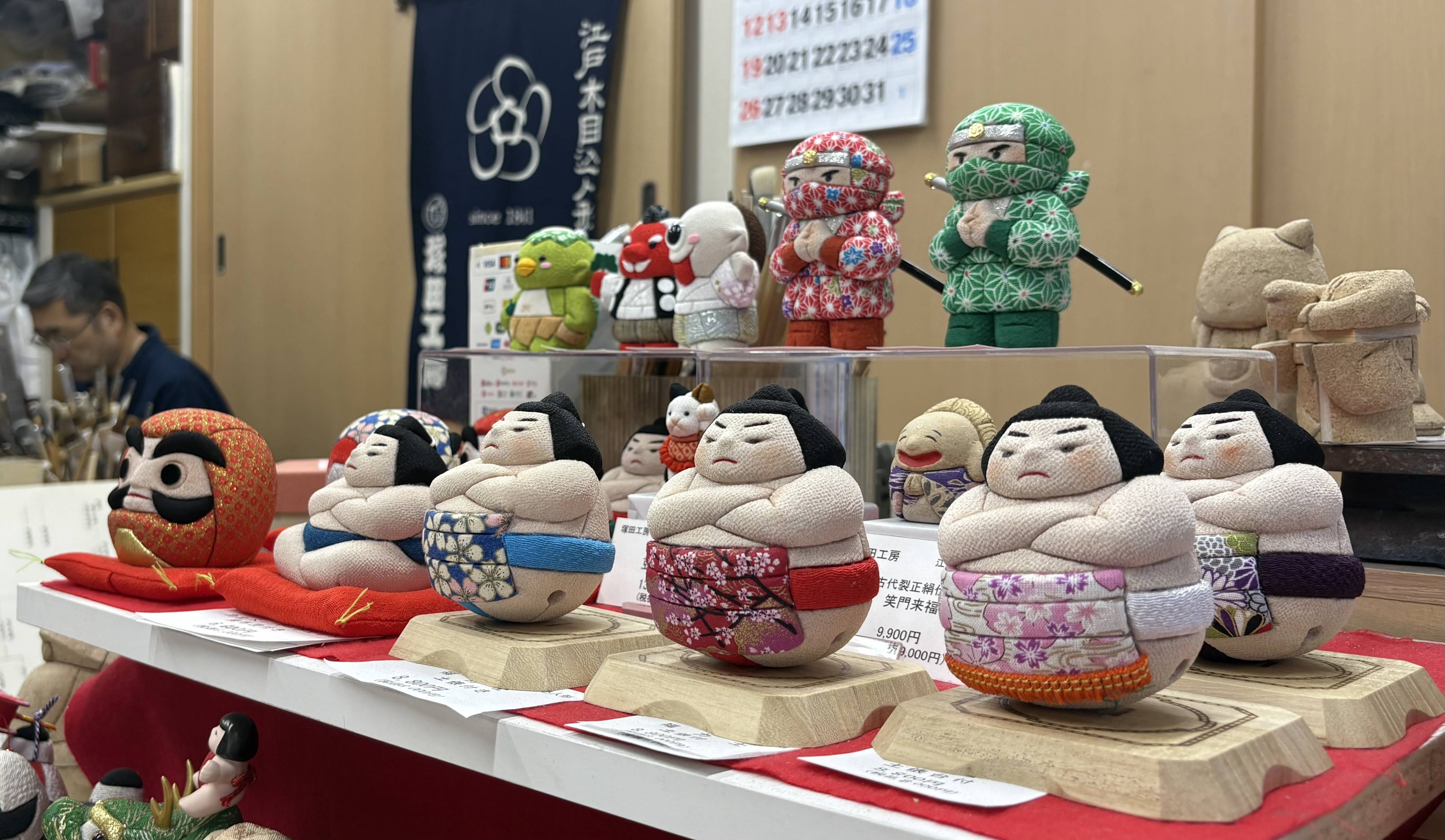 修業逃げ出しも今や天職、「安らぎ」刻む6代目の技 江戸木目込人形師