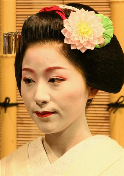 京都検定１級記者の都めぐり 涼を誘うスイレンの花簪 舞妓さんの夏の装い 産経ニュース