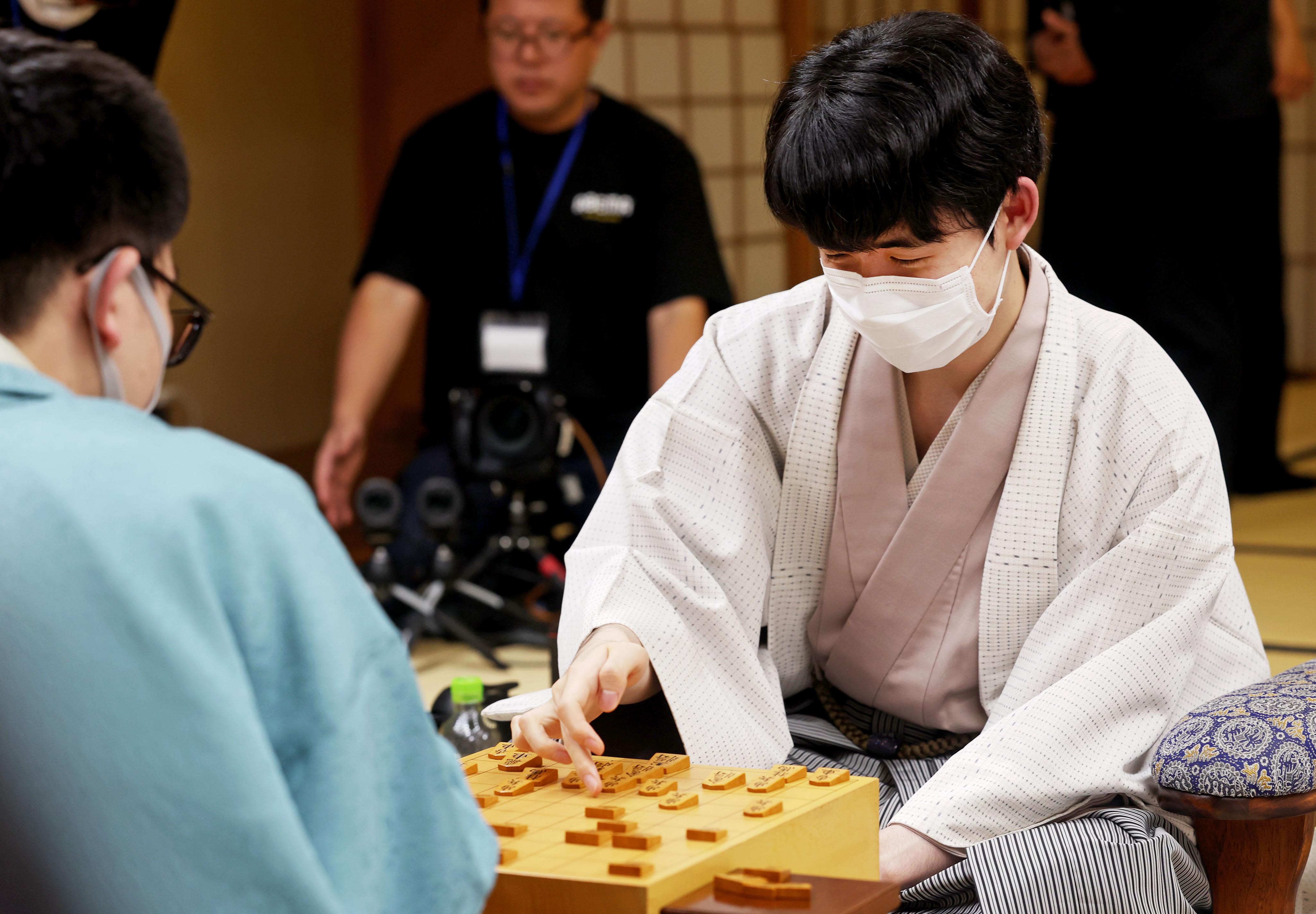 動画】【フォト&動画】藤井聡太、初の全八冠制覇 21歳で棋界の頂点に