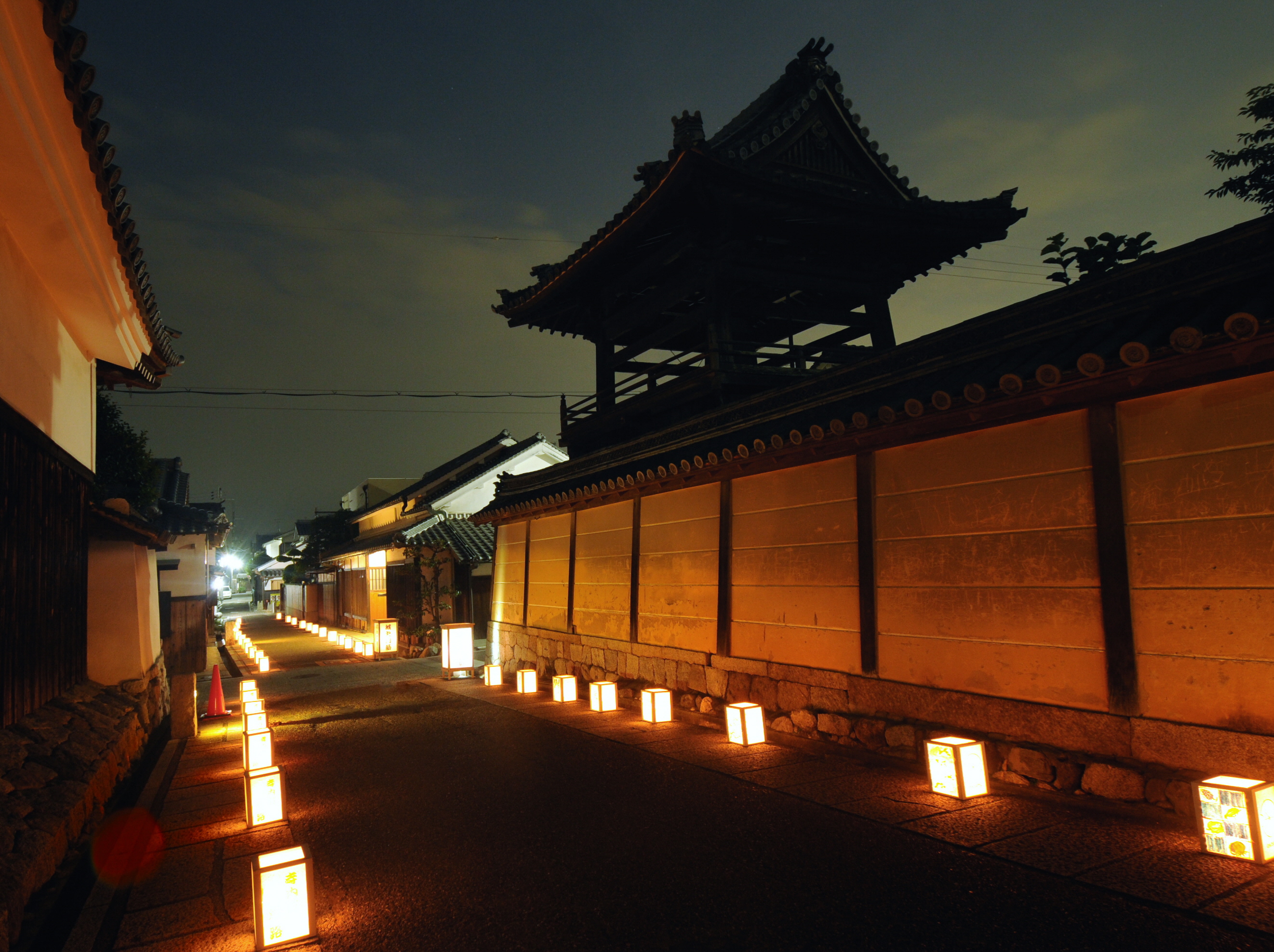 重要伝統的建造物群を幻想的に、３年ぶりに「富田林寺内町燈路
