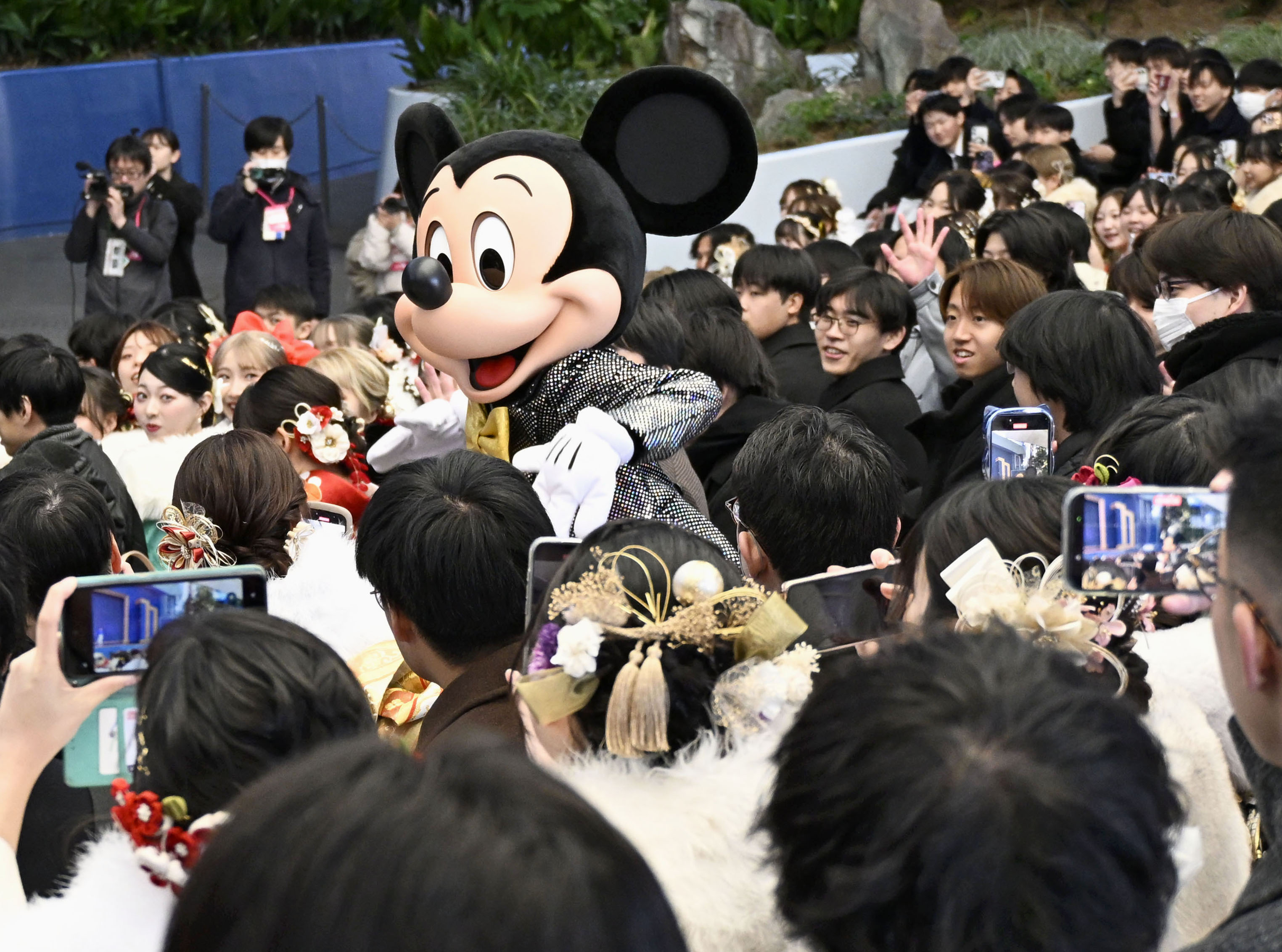 動画】ミッキーの門出祝福に笑顔 ディズニーで「二十歳の集い」 千葉県