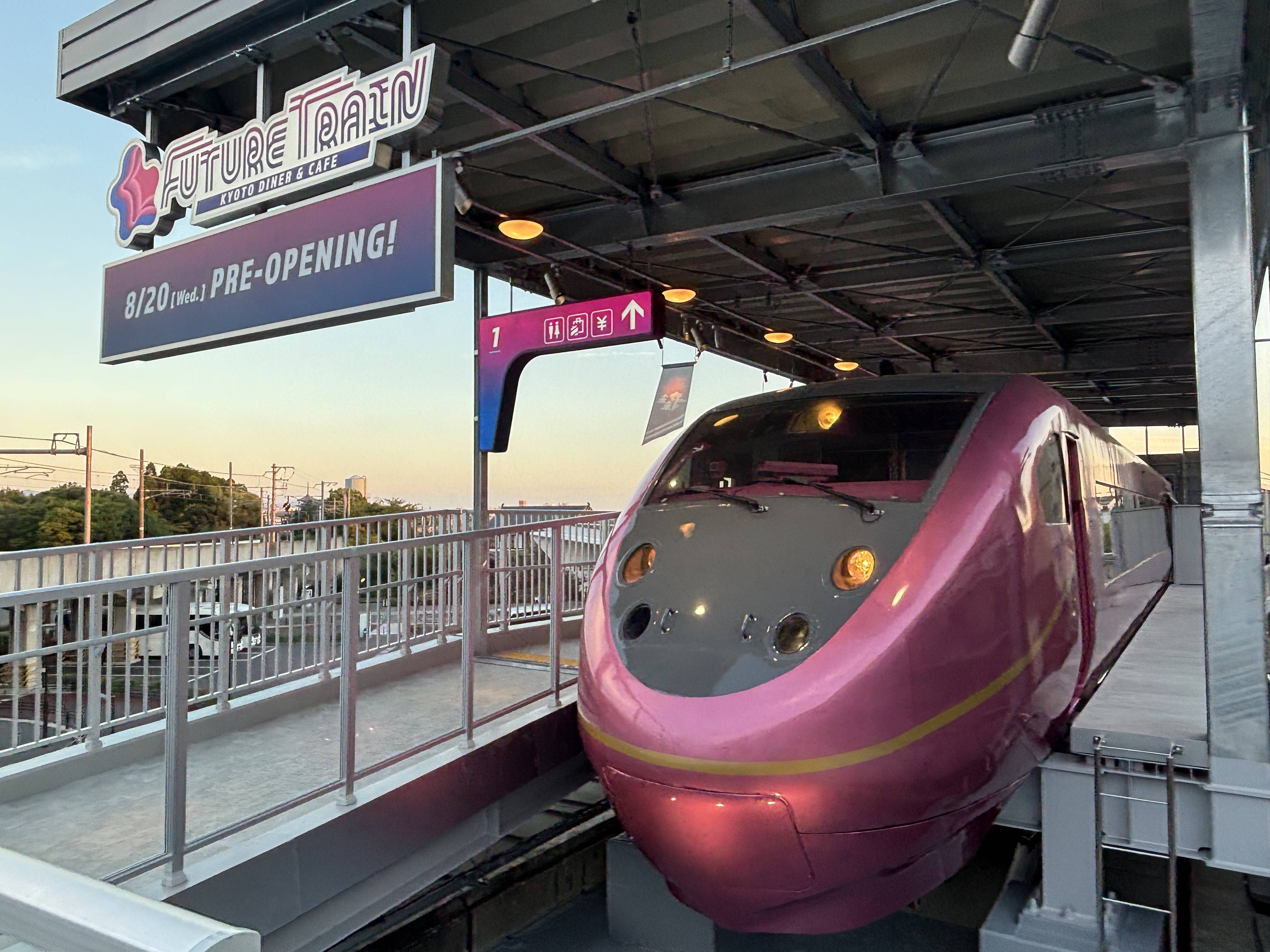 紅梅色の店内がアクセント 梅小路公園近くの「廃線跡高架」に国内初の