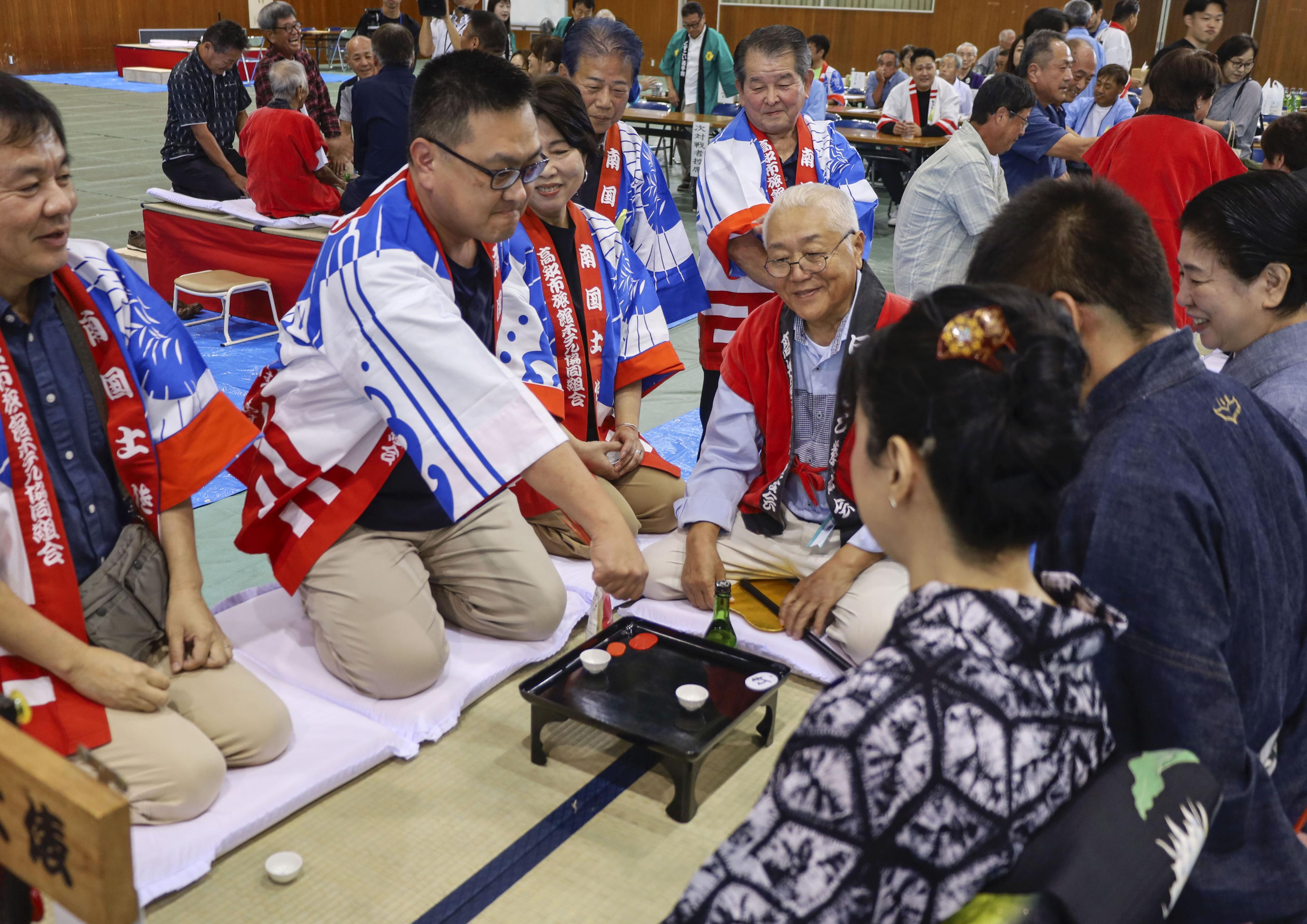 負けたら日本酒を！ 高知のお座敷遊び「はし拳」大会盛り上がる - 産経