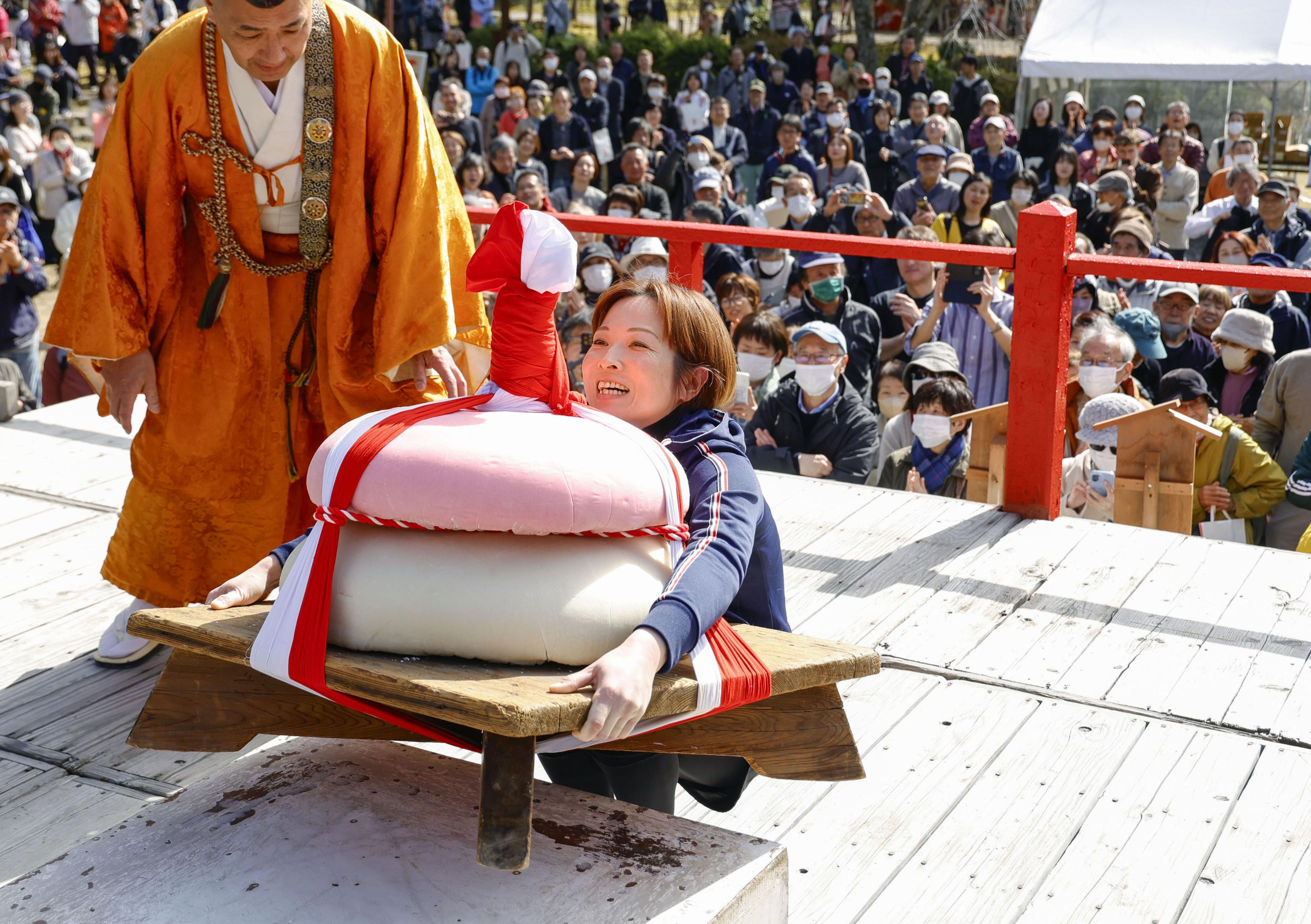 僧侶像 大きな袋を持つ 男性150キロ、女性は90キロ 巨大餅持ち上げ「力」奉納 京都・醍醐寺