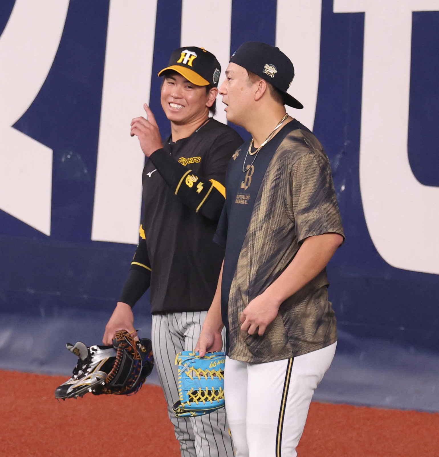 オリックス・杉本裕太郎がグラウンドに登場 打撃練習中、グラブ手に