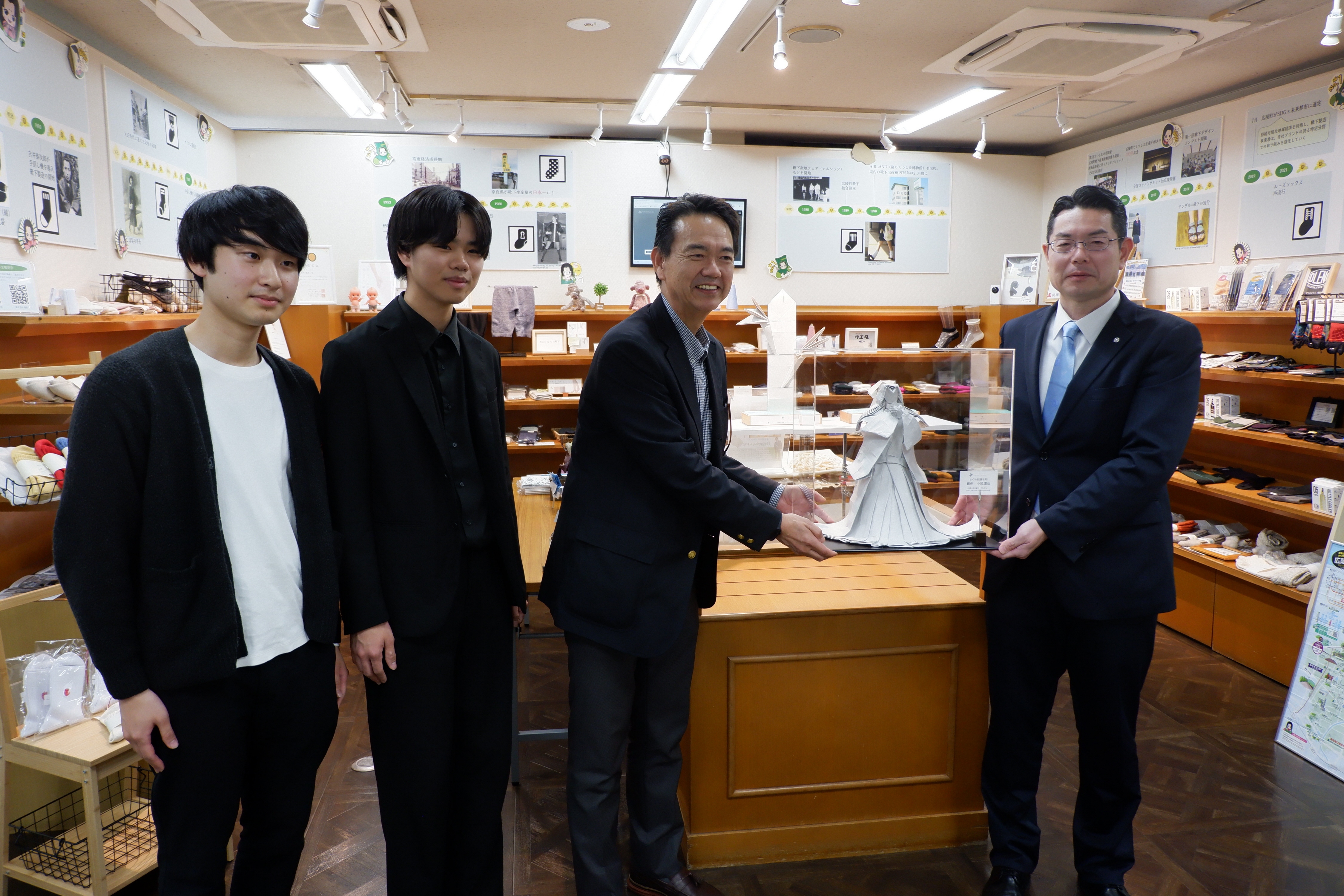靴下端材を練り込んだ「輪紙」折り紙を商品化 奈良・広陵の印刷会社