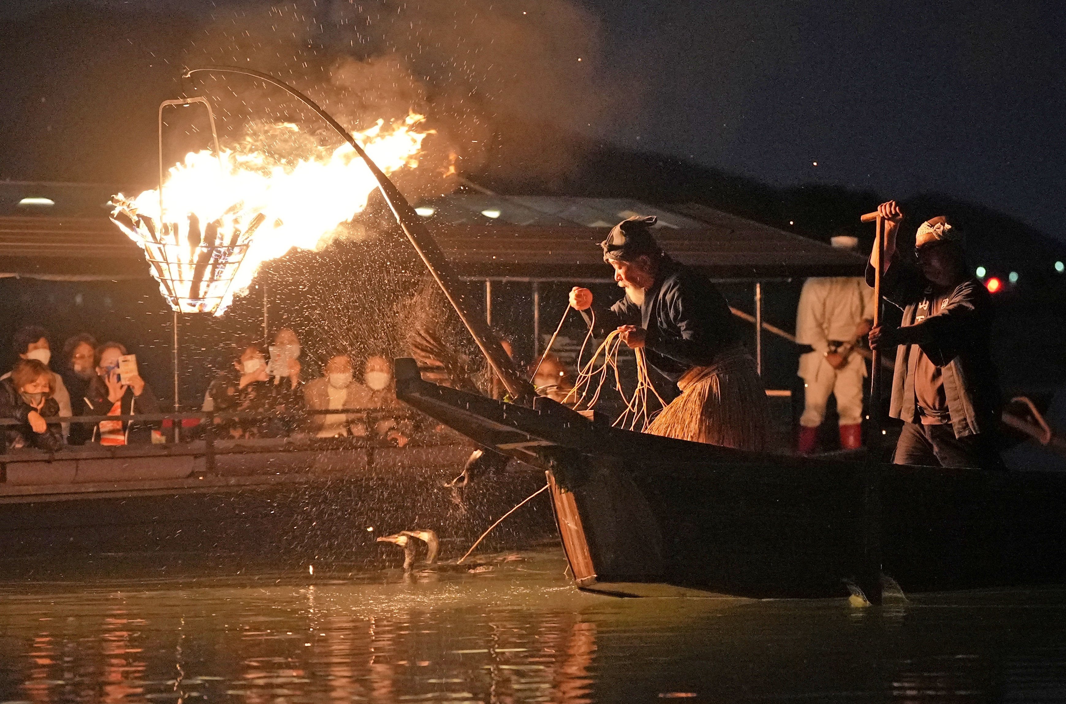 かがり火照らし伝統漁披露 「長良川鵜飼」開幕 - 産経ニュース