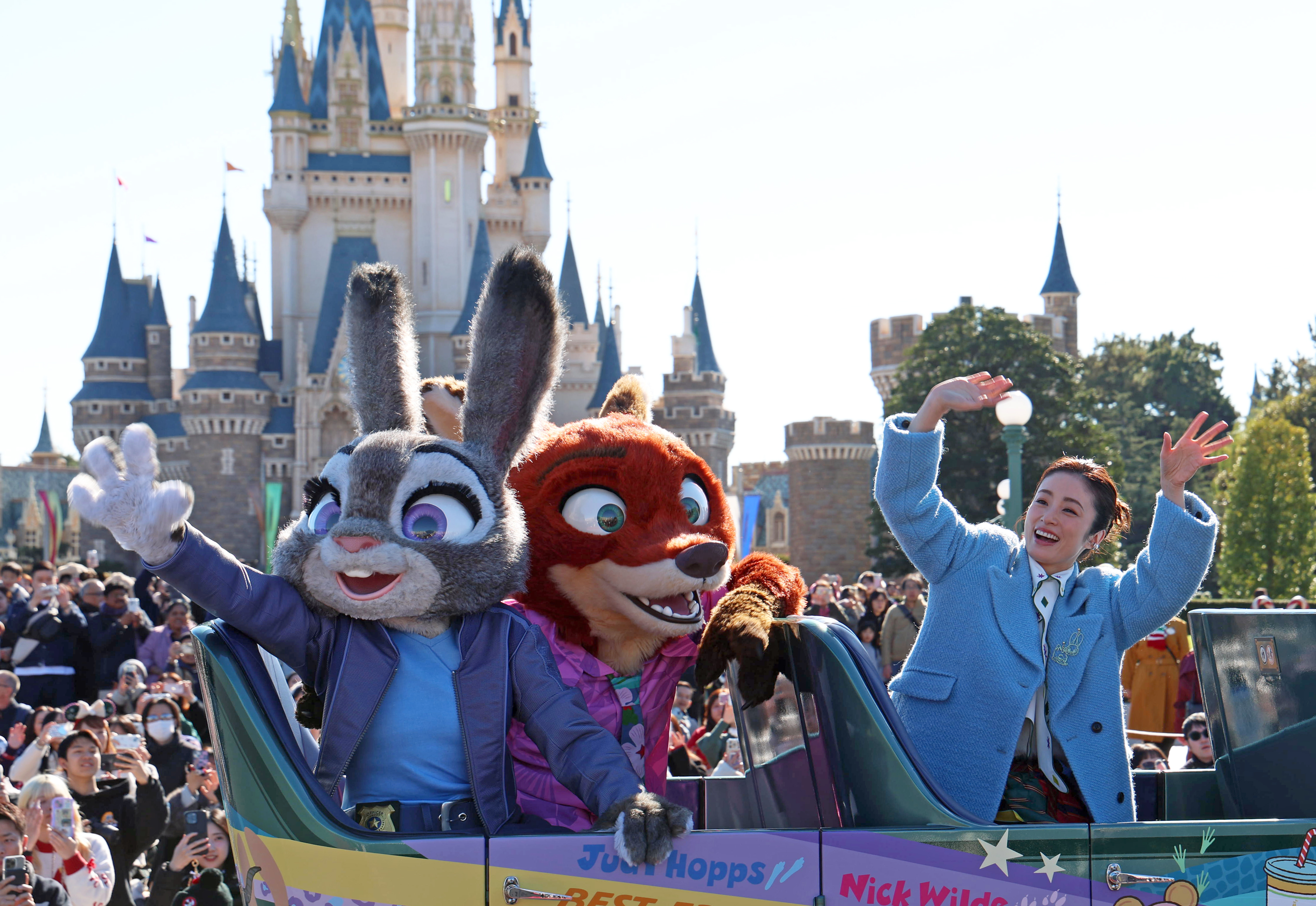 上戸彩さんがオープンカーで登場 東京ディズニーランドで映画