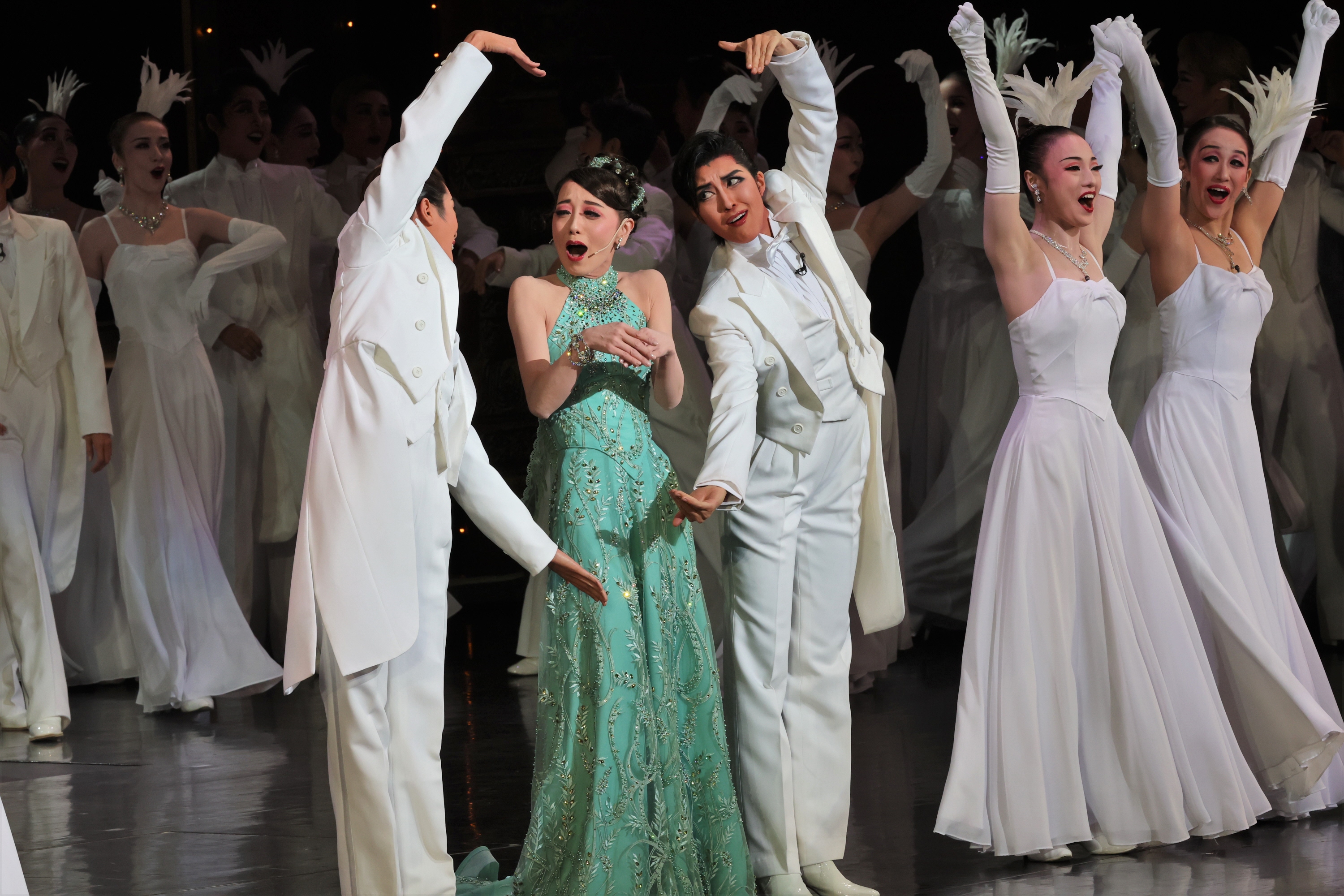 愛と笑顔に囲まれ別れ 宝塚雪組の朝月希和がサヨナラショー 産経ニュース