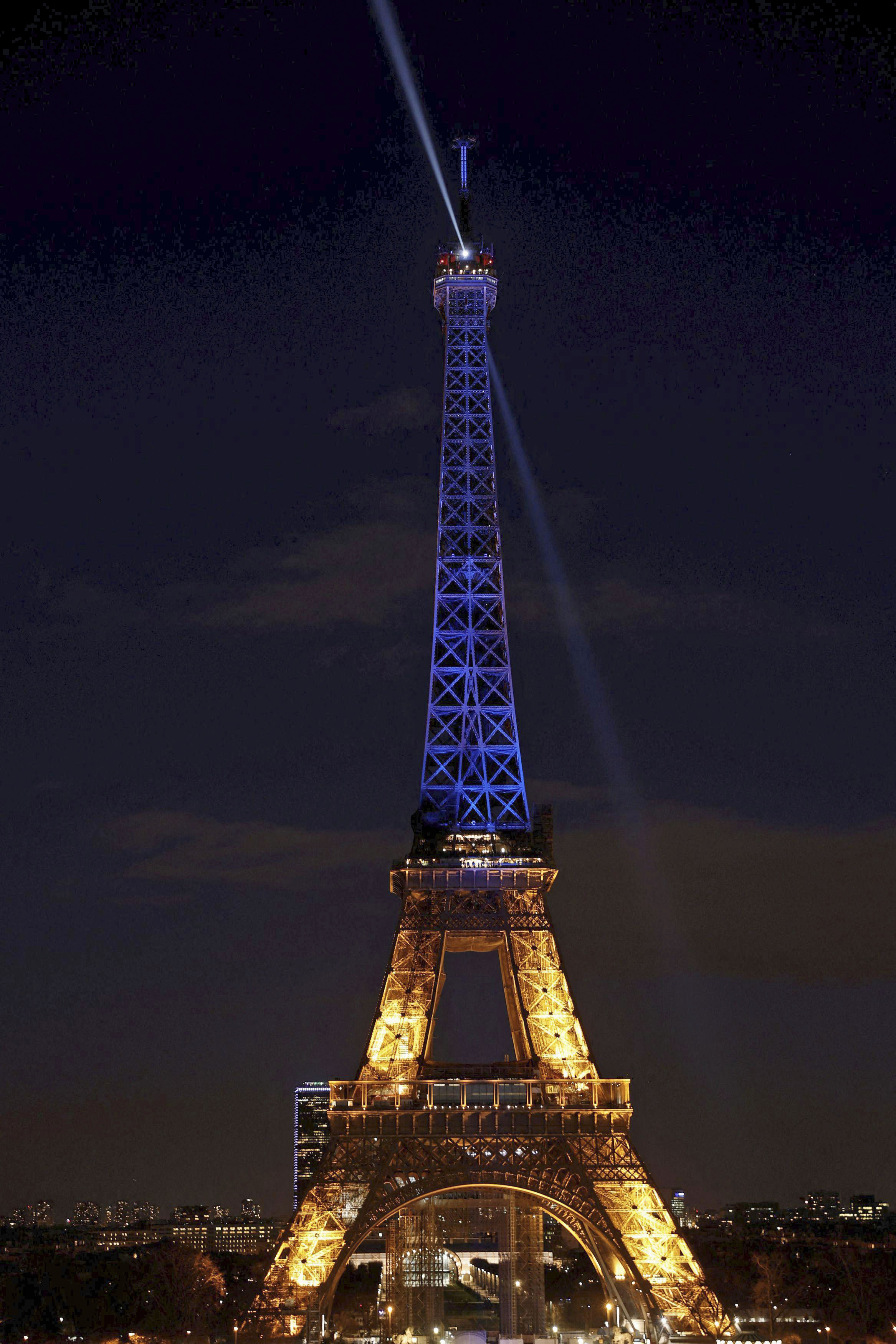 エッフェル塔 ブランデンブルク門 欧州各地でウクライナ国旗の色照らす 産経ニュース