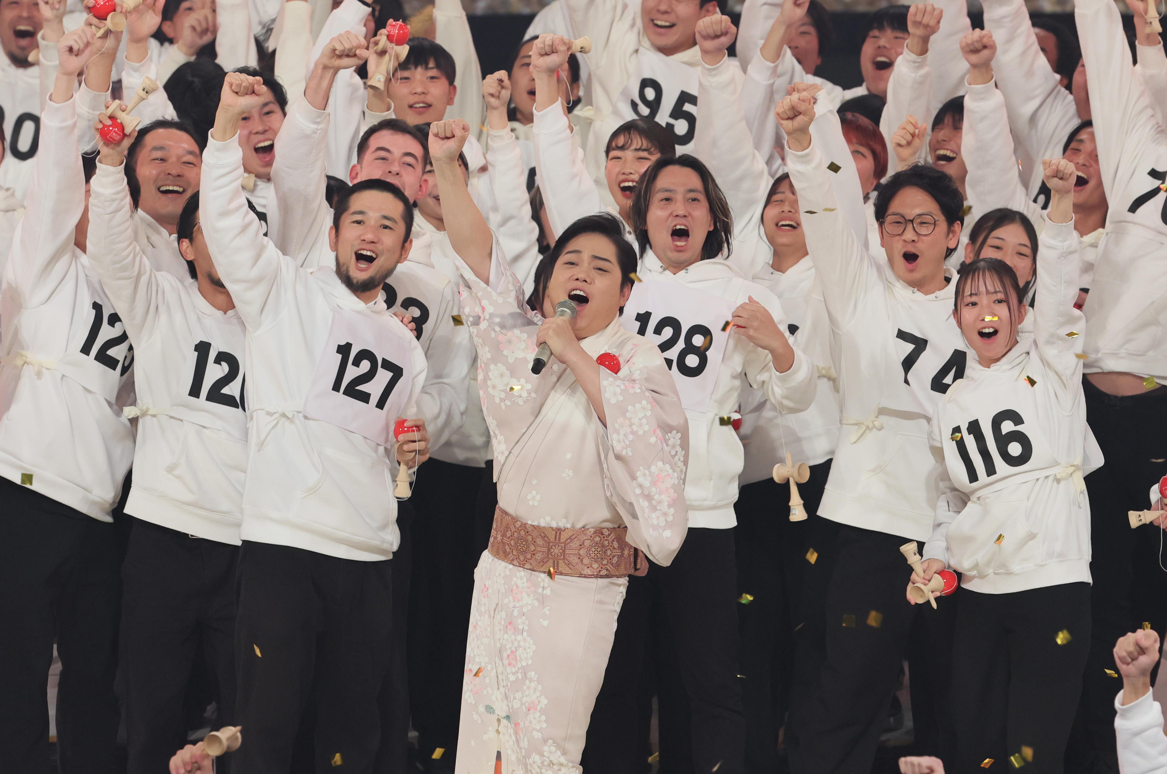 紅白】三山ひろし、けん玉チャレンジで世界新記録達成「歌唱中、ざわっ