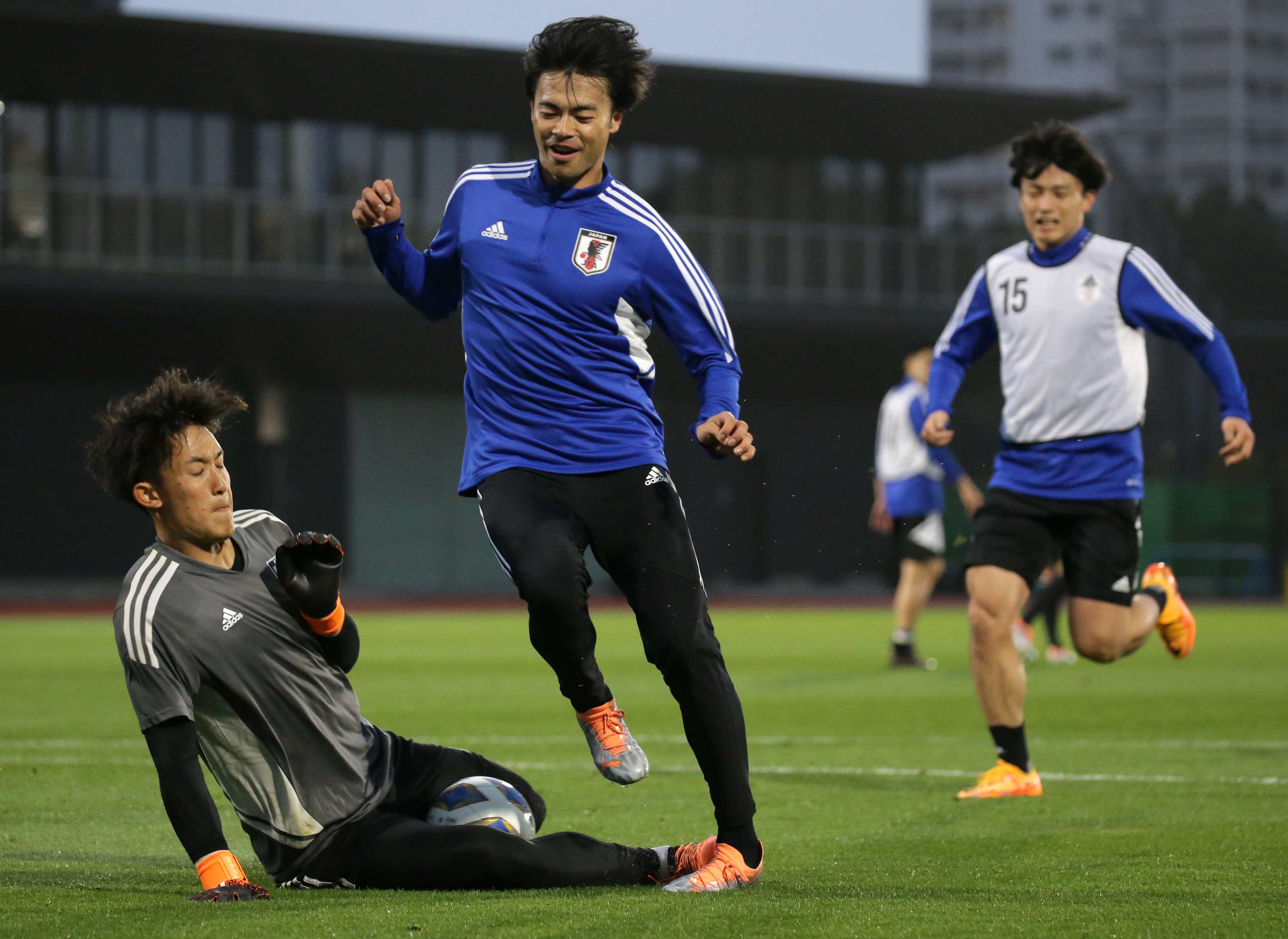 新ヒーロー 三笘薫がスーパーサブ返上だ 左ウイングに君臨の南野に挑戦 1 2ページ サンスポ