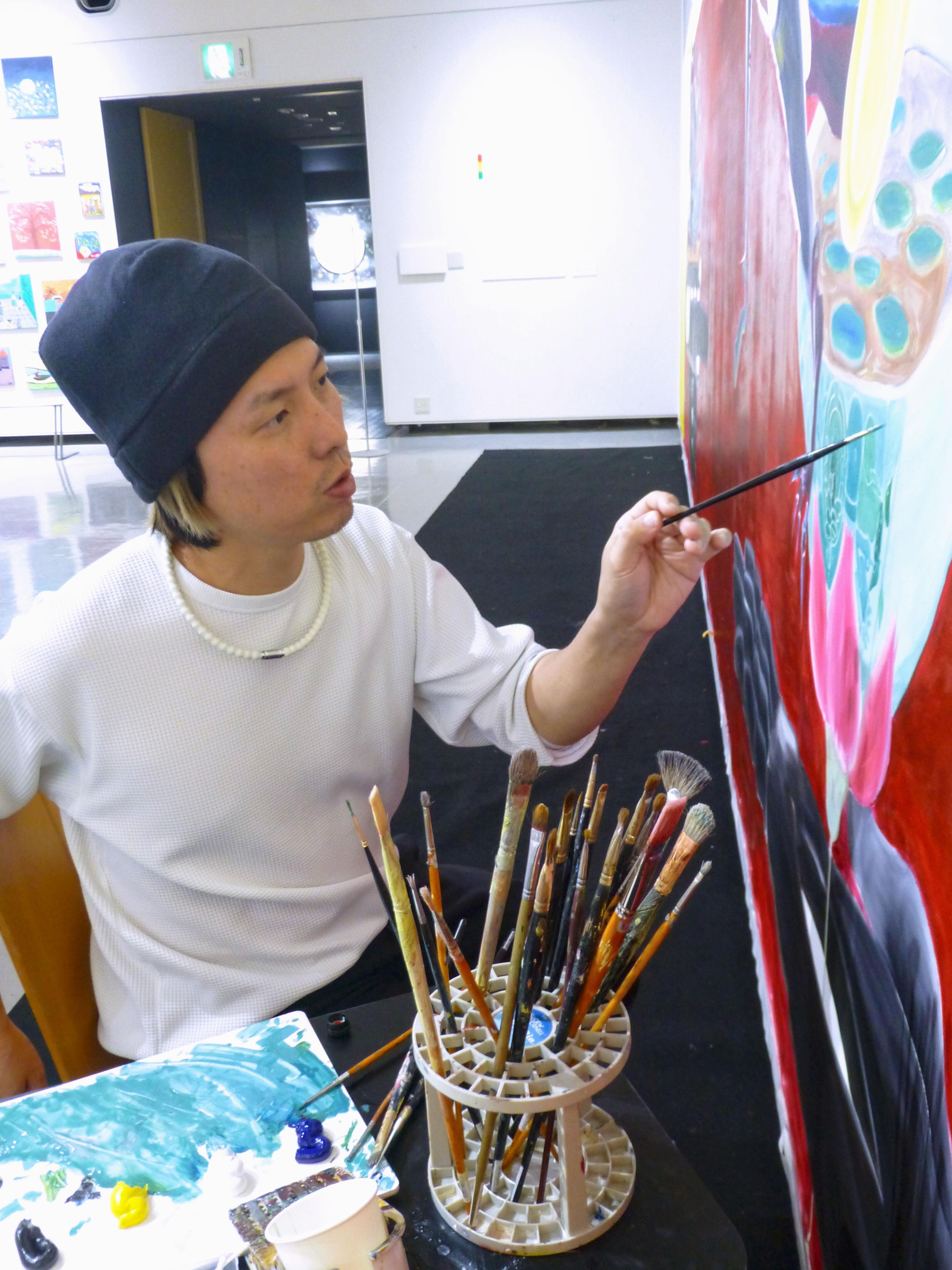 スラム街に廃棄されたごみをアートに 世界的美術家の長坂真護さん