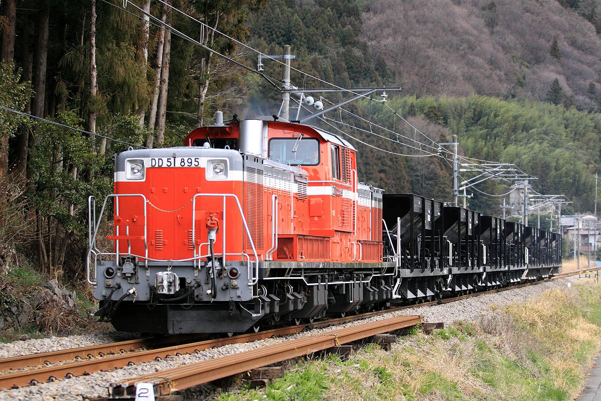消えゆく赤いディーゼル機関車 ｊｒ東 砕石輸送に７０年ぶり新車 産経ニュース