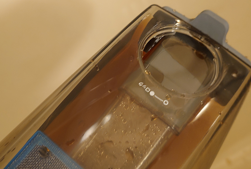 掃除機で液体を吸ってみた！ Amazonで星4の“乾湿両用パワー”がすご