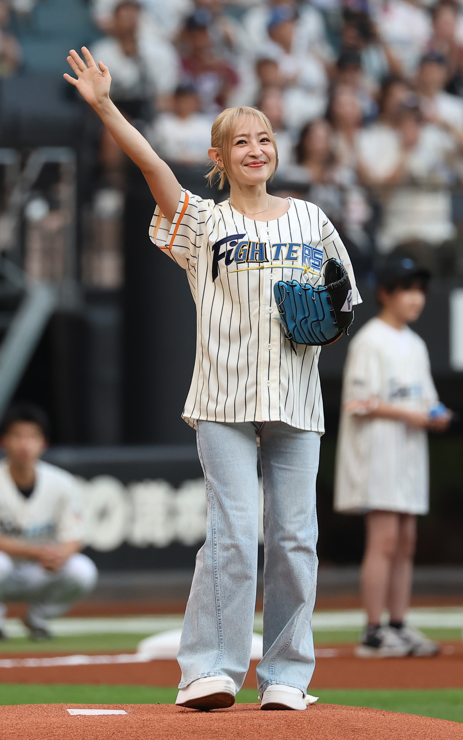 親分〟こと大沢啓二さんを祖父に持つ大沢あかねが日本ハム戦で始球式