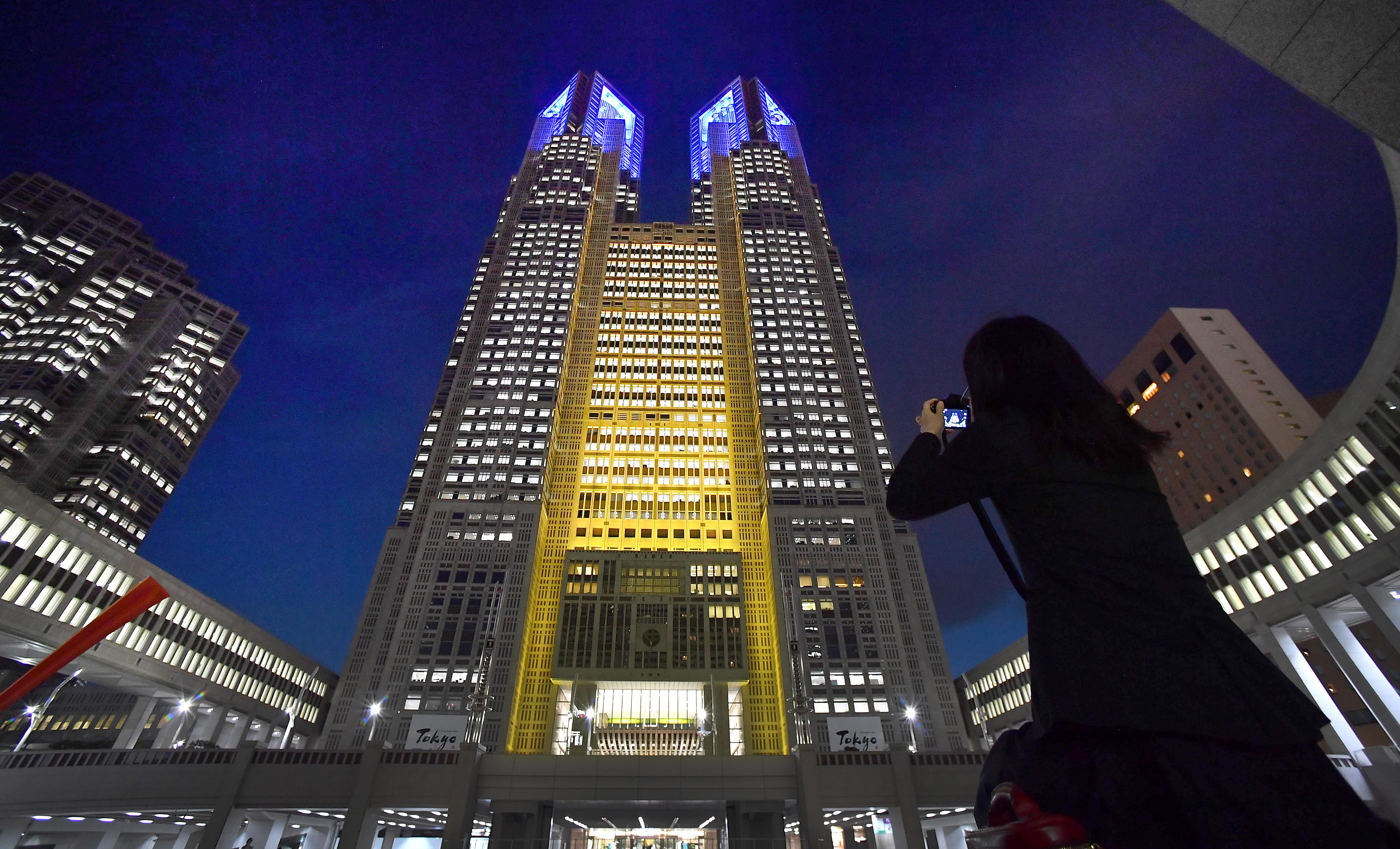 東京都庁がウクライナカラーにライトアップ 産経ニュース