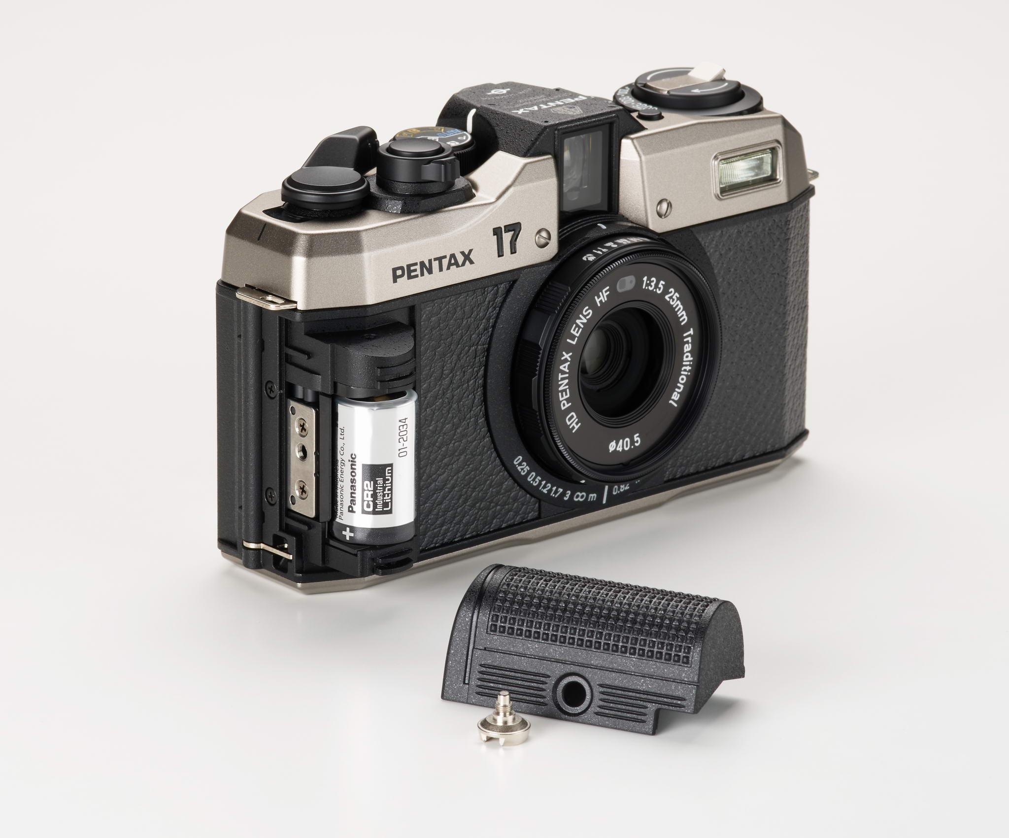 新型フィルムカメラ「PENTAX 17」7・12発売！ 35ミリハーフでマニュアル操作にこだわった仕様 - イザ！