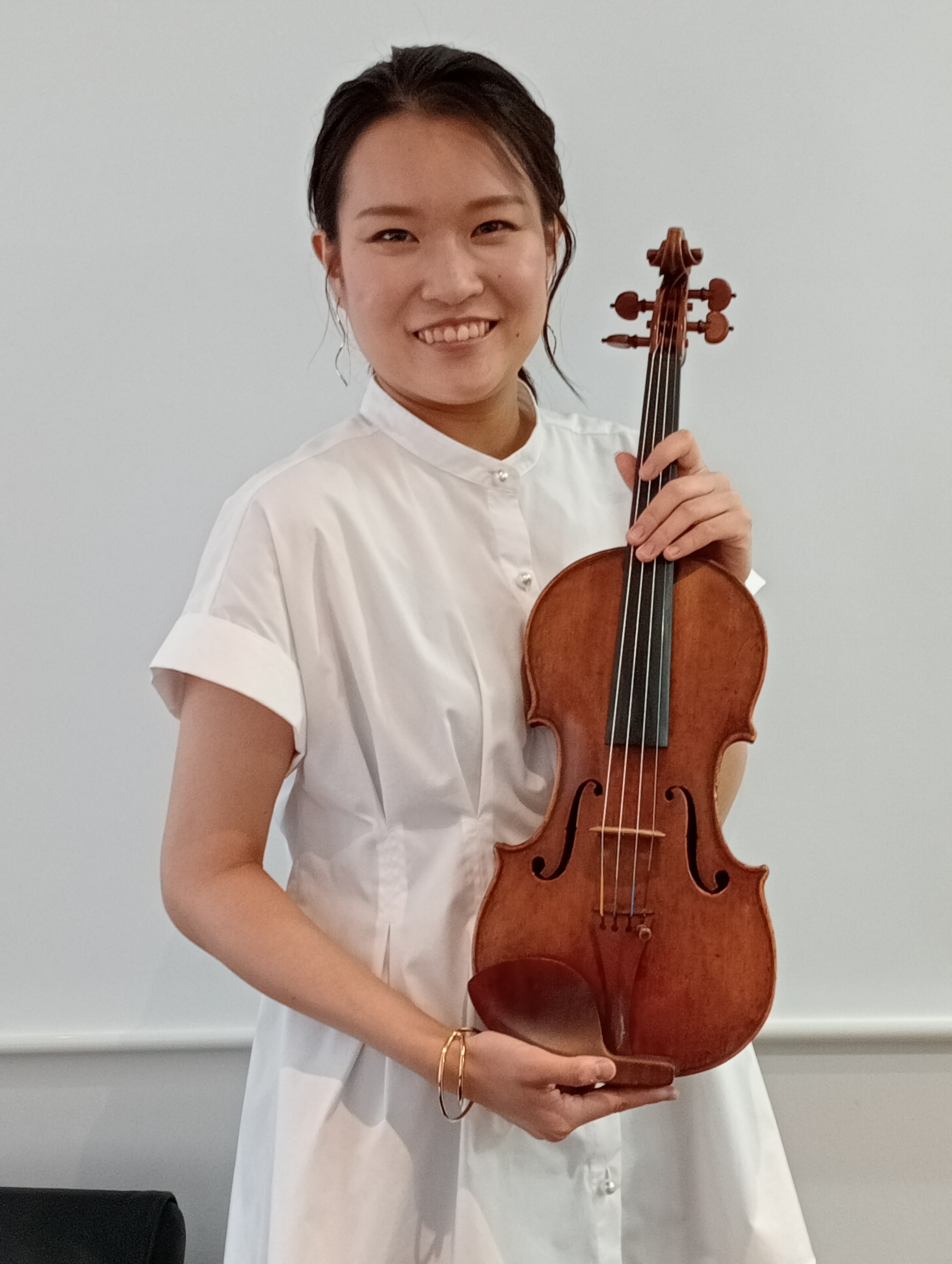 若手ヴァイオリニスト、辻彩奈がブラームスのソナタ全集リリース