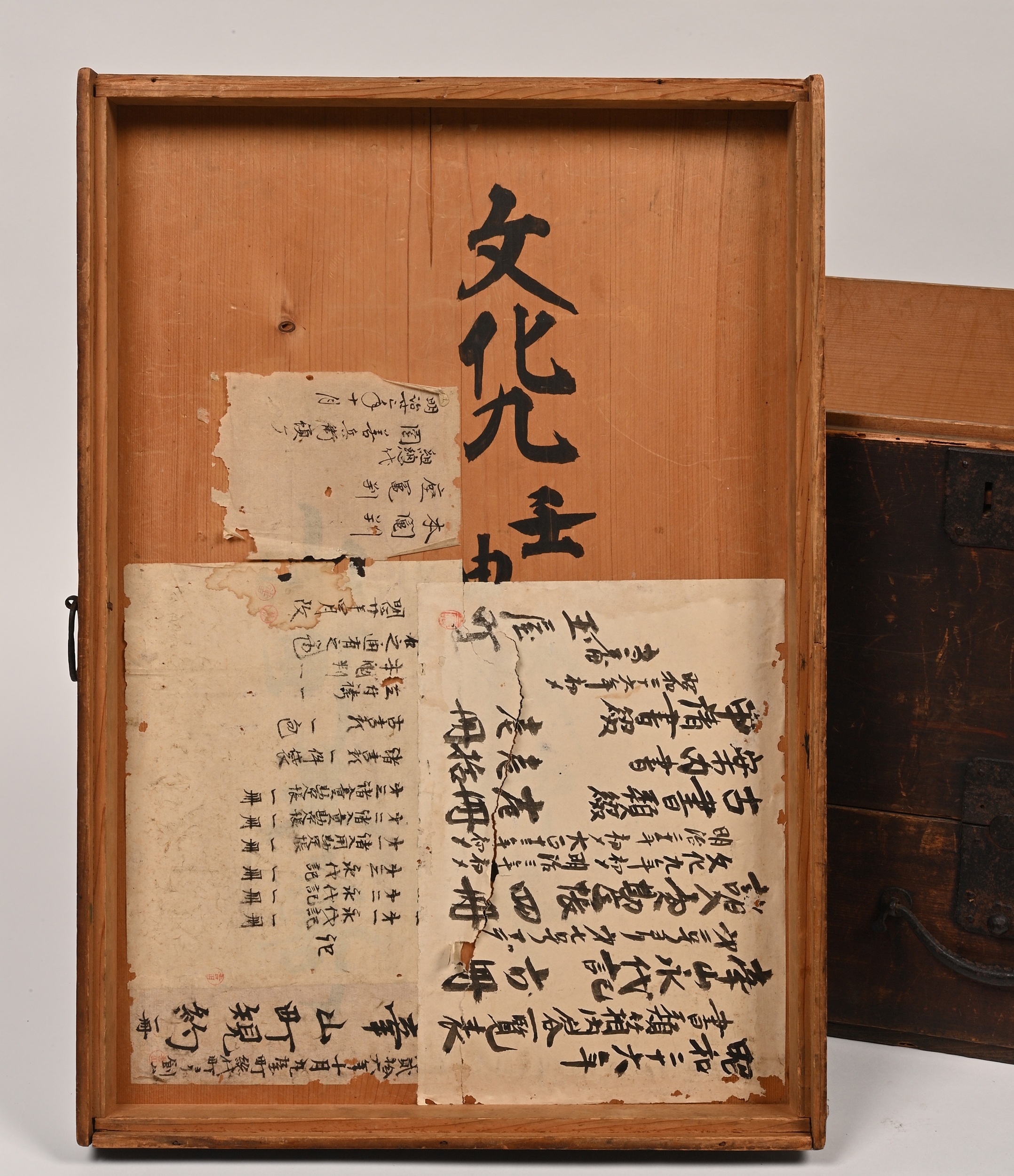 【希少!!】明治時代最終年の春もの　木箱 大津祭」の経緯示す貴重な新資料 曳山収納の蔵から祭礼記録収納の木箱