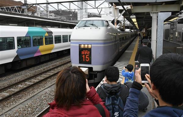 スーパーあずさ」E351系がラストラン ファンら集まる JR甲府駅
