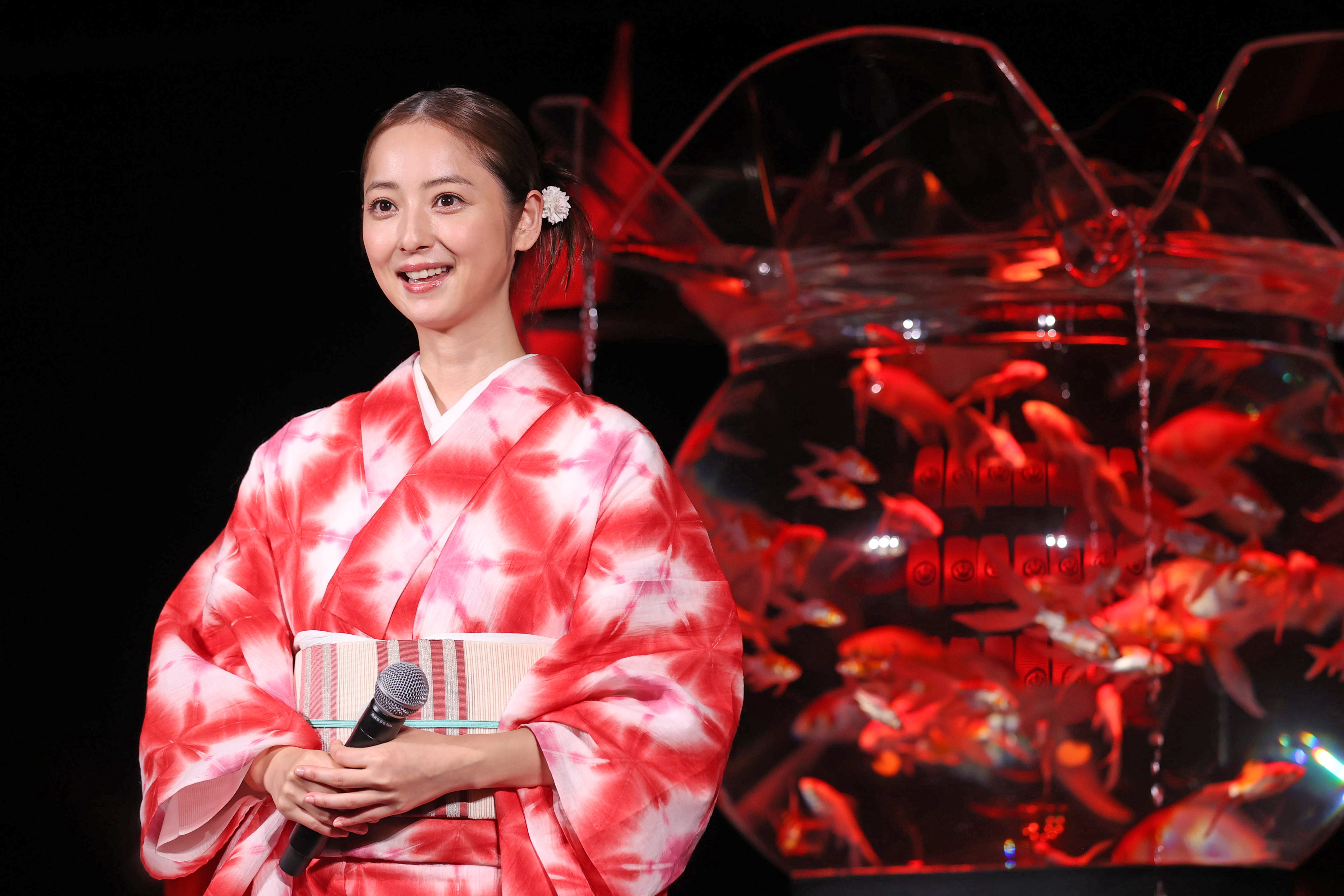 金魚で涼しいひとときを 佐々木希、浴衣でイベントに登場 - 産経ニュース