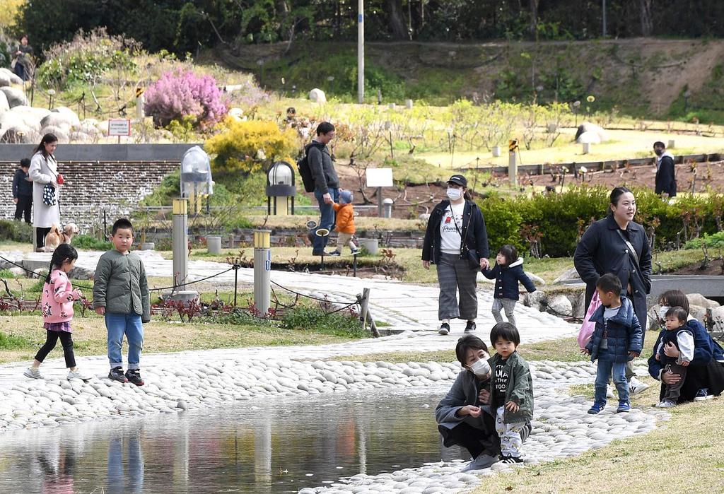 連休初日 公園以外遊び場ない 大阪 兵庫往来自粛で旅行中止も 1 2ページ 産経ニュース