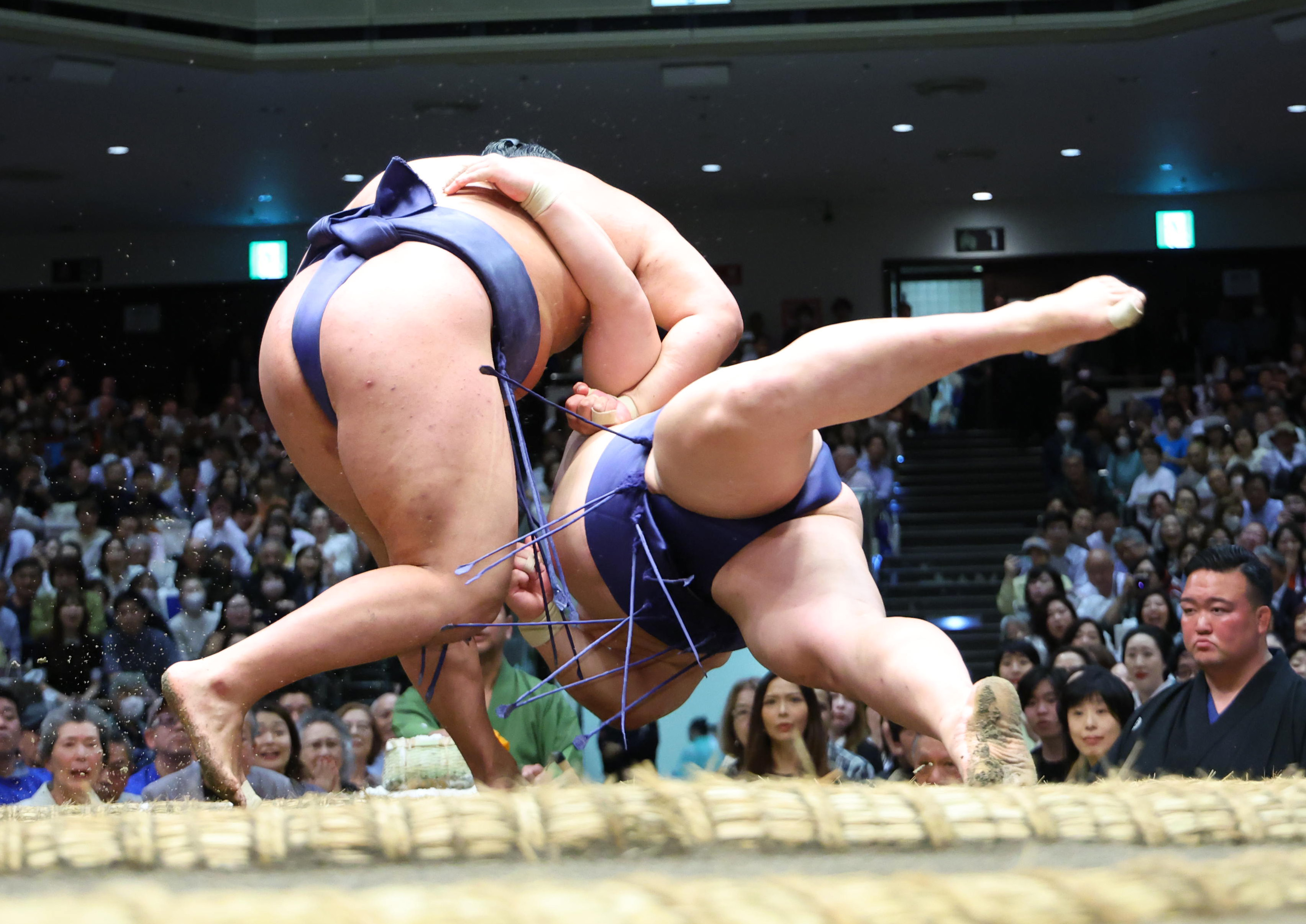 大の里は尊富士をはたき込んで7連勝 豊昇龍は5勝目 大相撲夏場所7日目