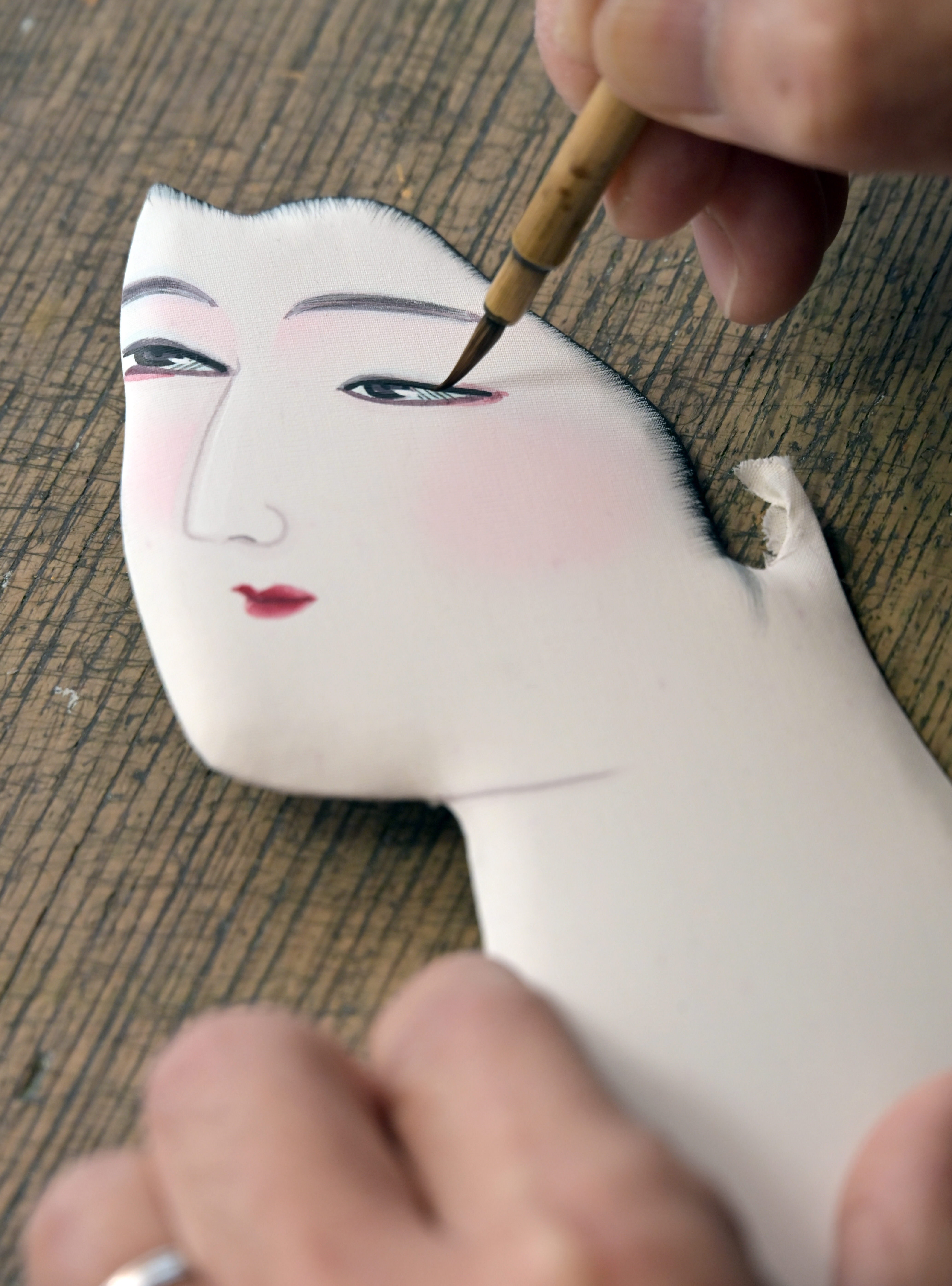 女の子の健やかな成長を願う押絵羽子板、はさみと筆でつむぎだす縁起物